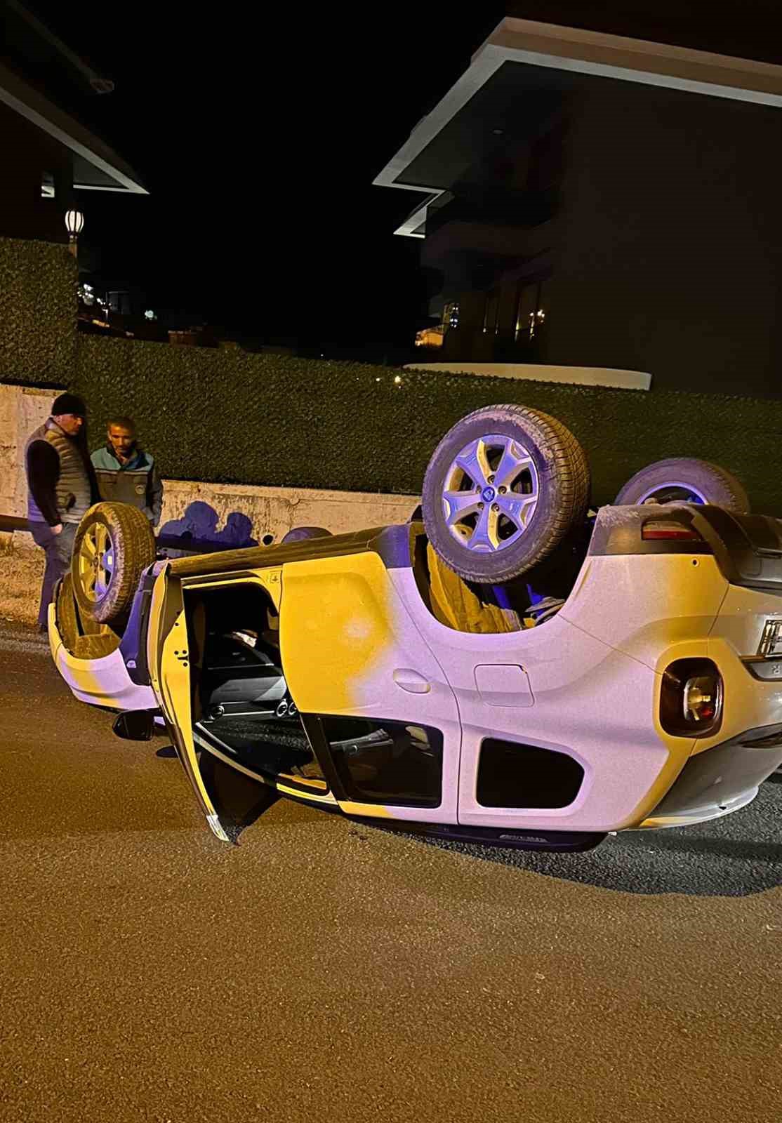 Alanya’da beton bariyerlere çarpan otomobil takla attı: 1 yaralı