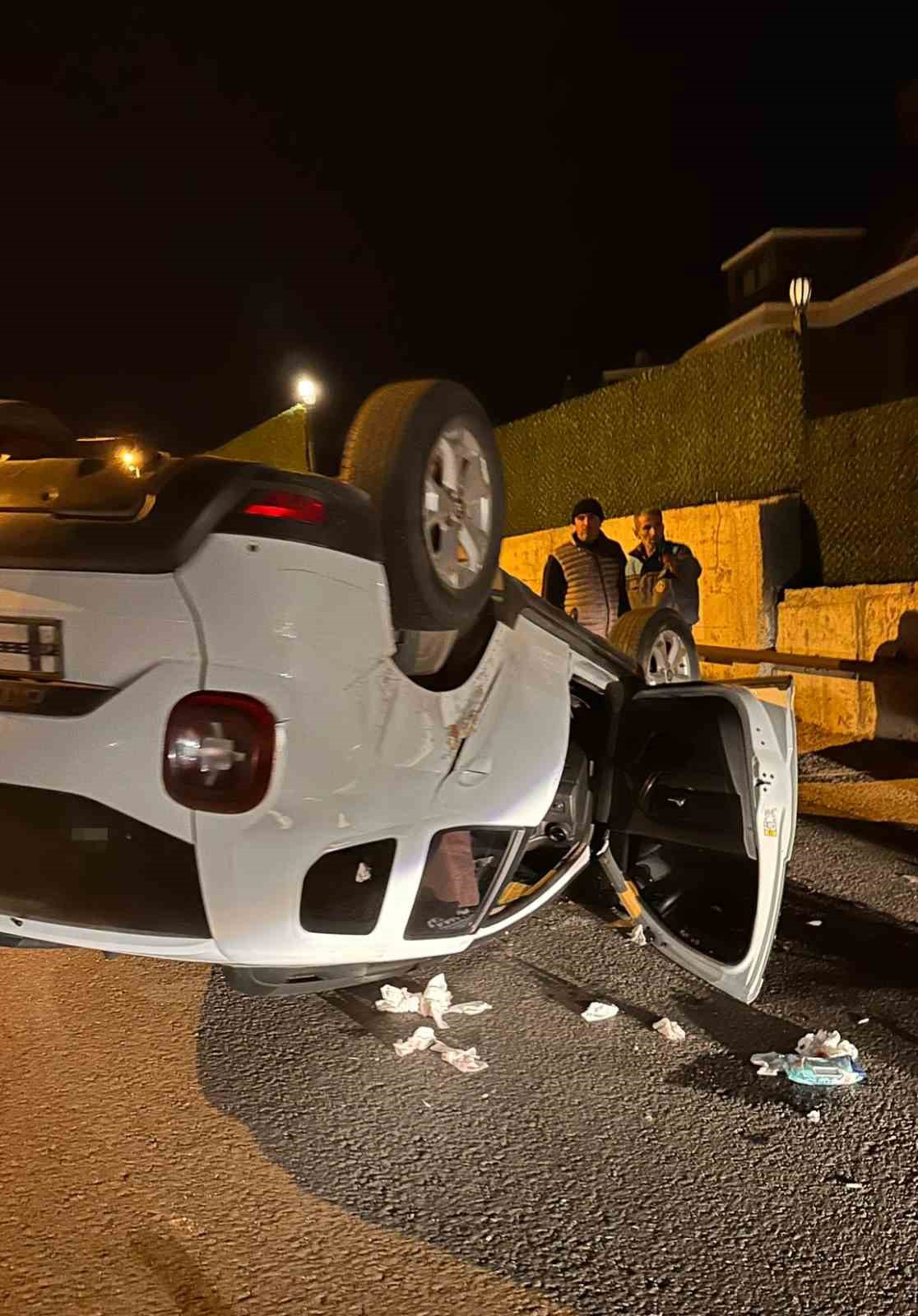 Alanya&rsquo;da beton bariyerlere &ccedil;arpan otomobil takla attı: 1 yaralı
