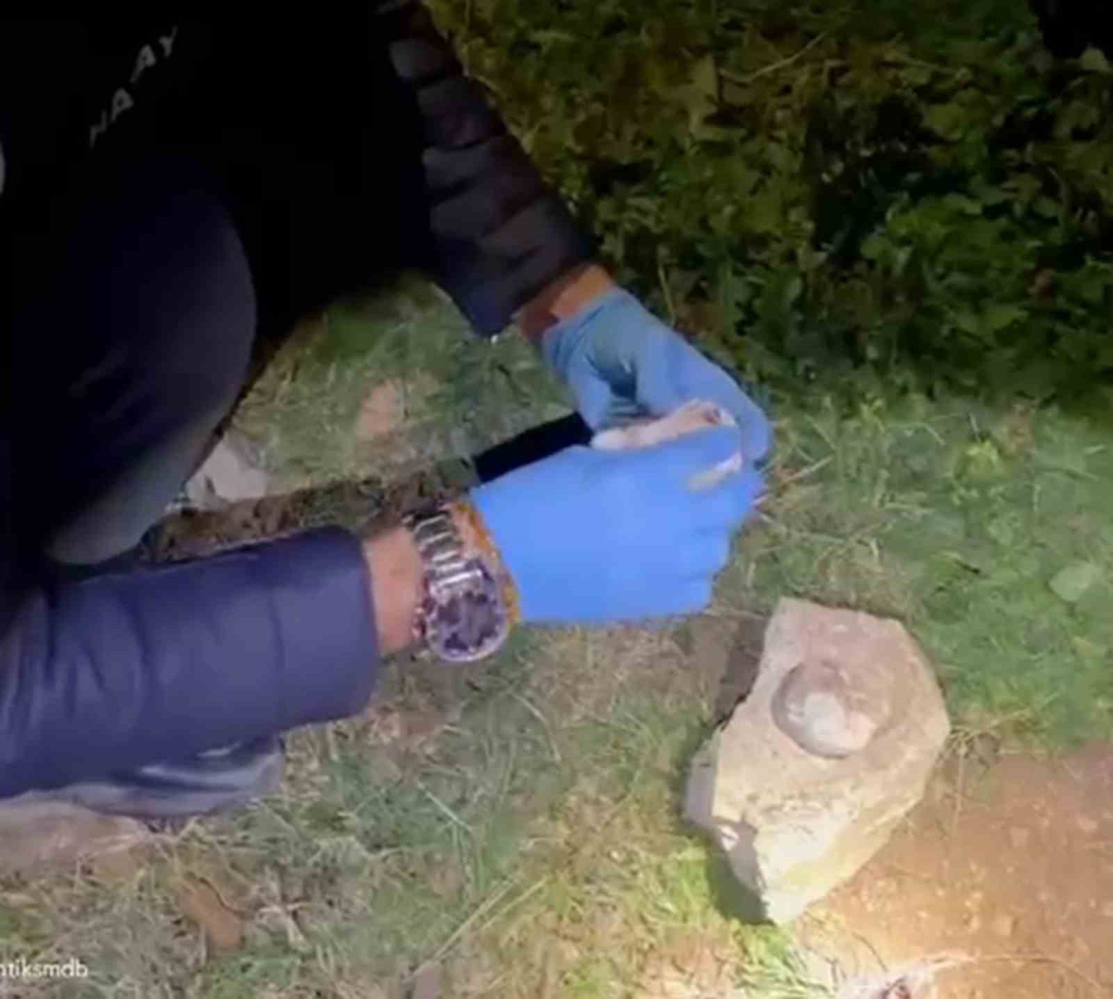 Taşın altında zulalanan satışa hazır uyuşturucu polisin dikkatiyle bulundu