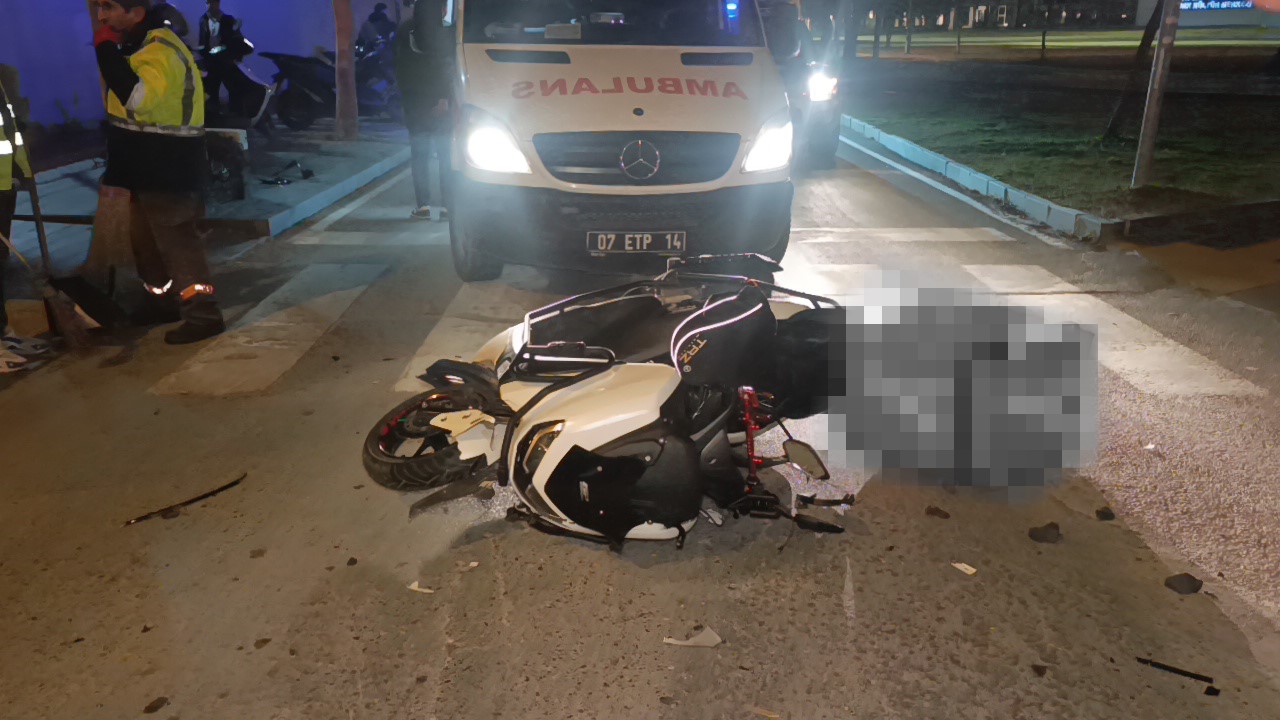 D&ouml;n&uuml;ş yasağı olan yerden d&ouml;nen otomobil motosikletle &ccedil;arpıştı: 1 yaralı
