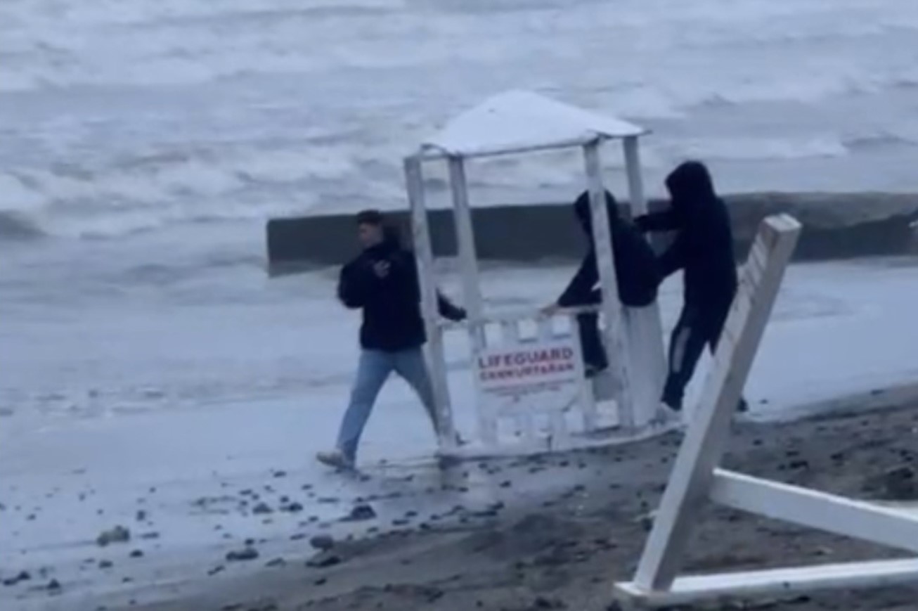 Cankurtaran kulübesini denize atmak isteyen 3 çocuğa polis müdahalesi