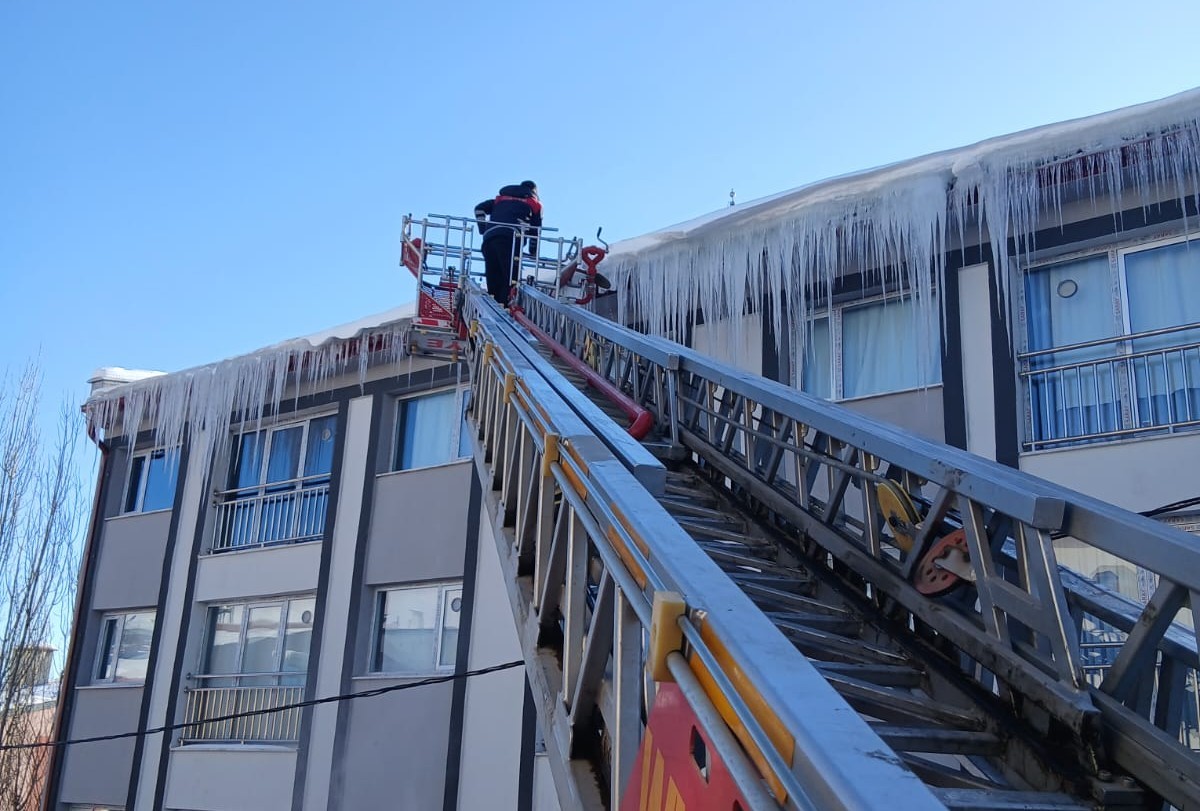 Bayburt’ta tehlike oluşturan buz sarkıtları temizleniyor