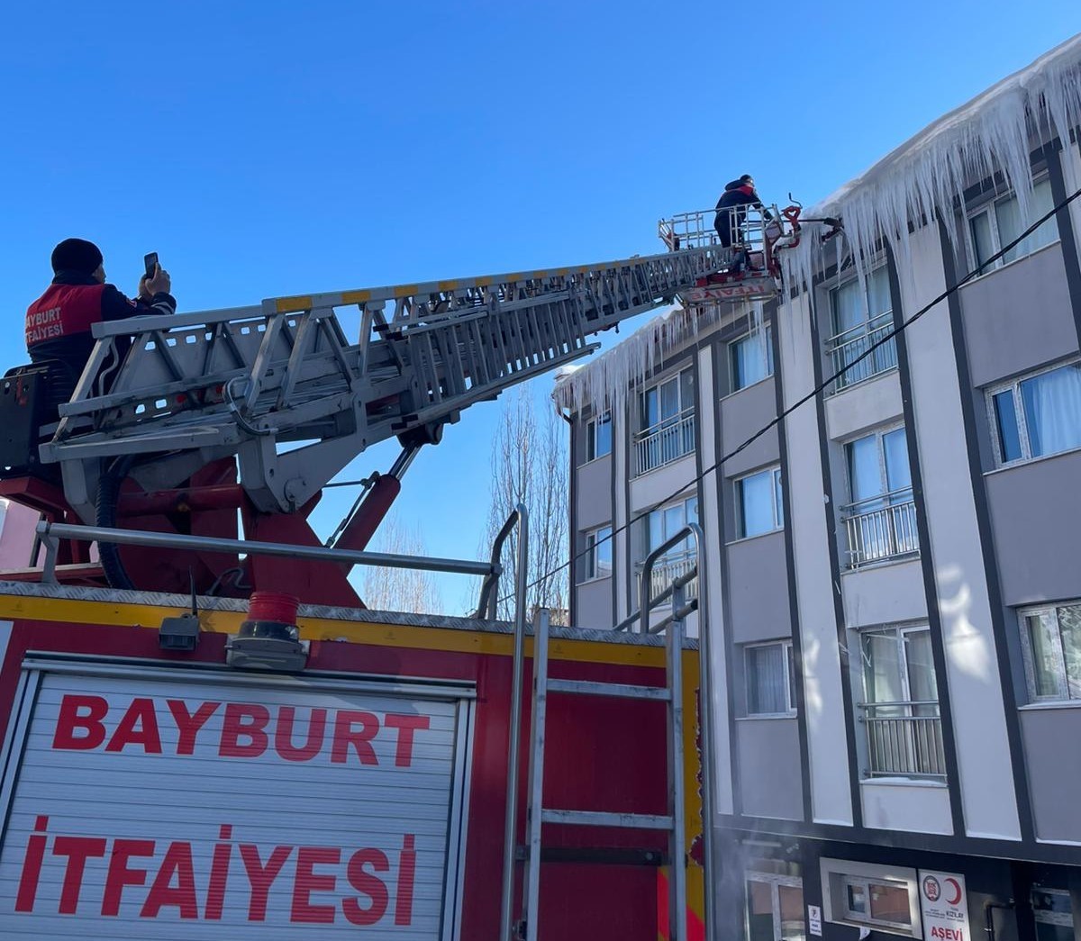 Bayburt’ta tehlike oluşturan buz sarkıtları temizleniyor