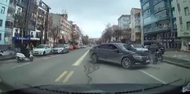 El frenini çekilmeyen araç hareket etti, başka bir sürücü koşarak el frenini çekti