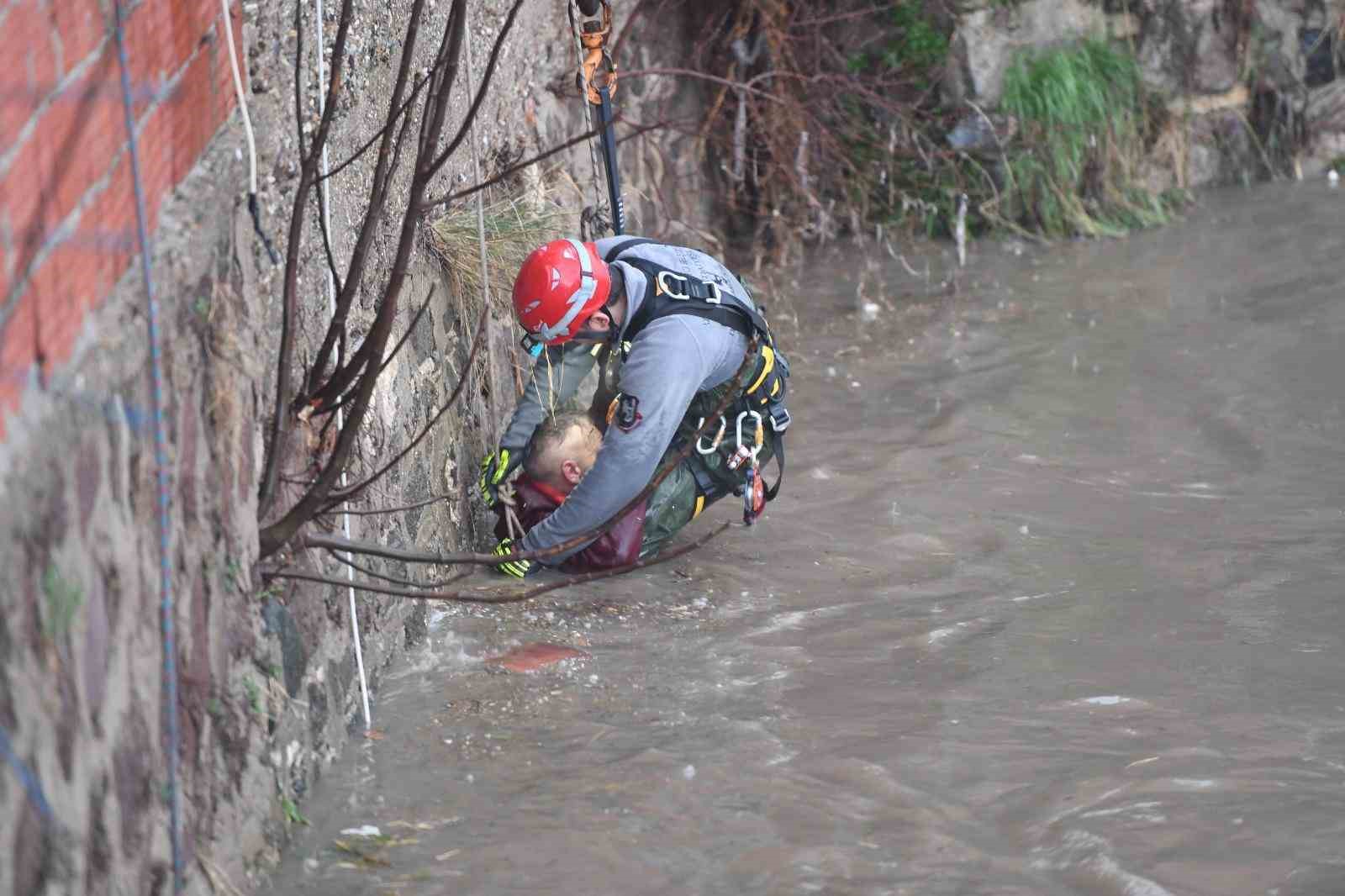 Yağmur suları yükseldi, çayda mahsur kalan vatandaşı itfaiye kurtardı