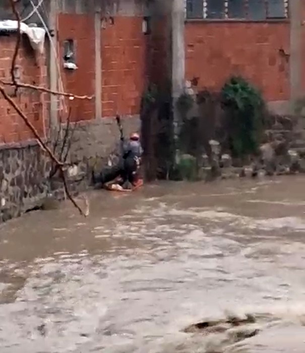 Yağmur suları yükseldi, çayda mahsur kalan vatandaşı itfaiye kurtardı