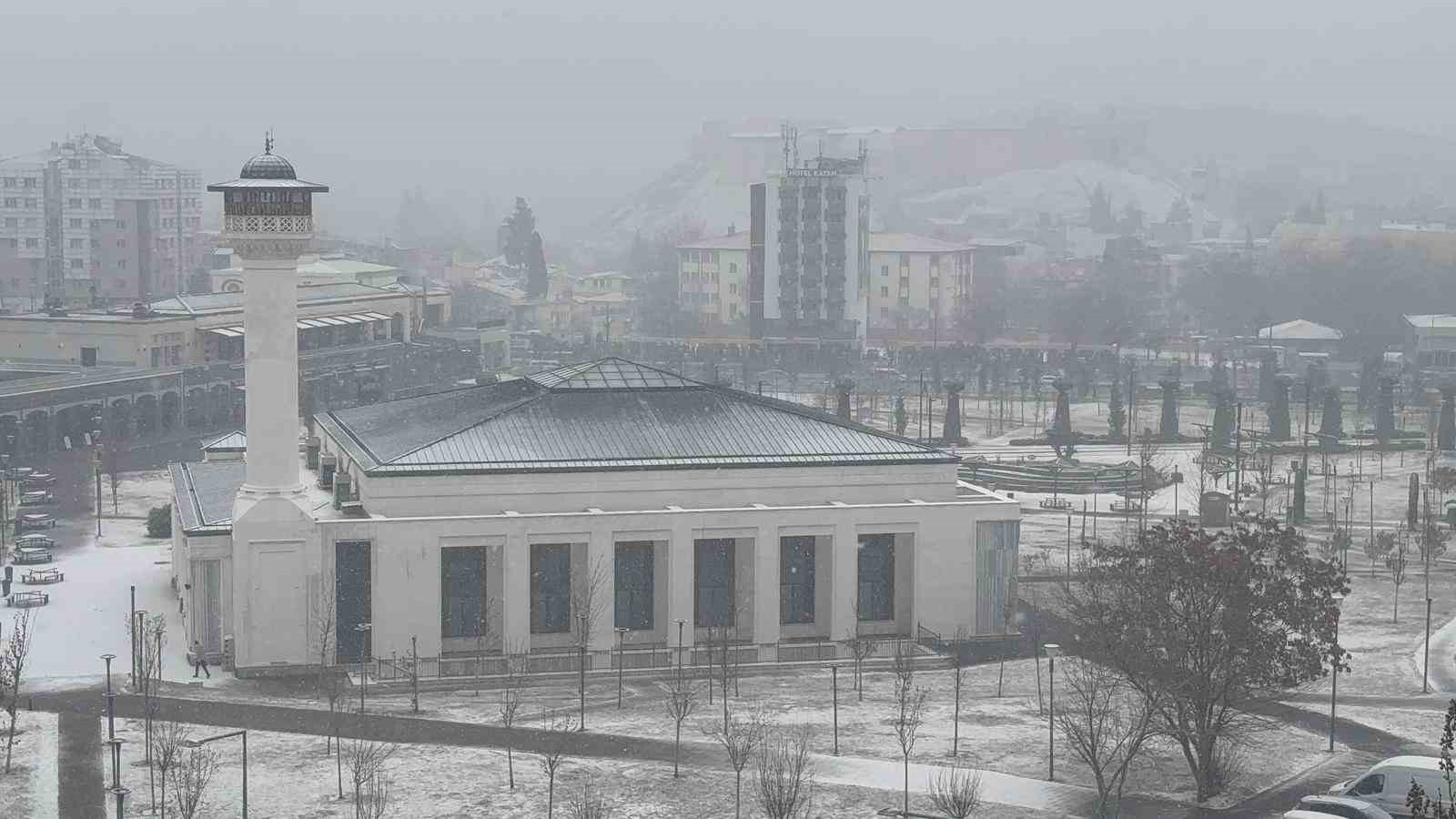 Gaziantep’te beklenen kar yağışı etkisini göstermeye başladı