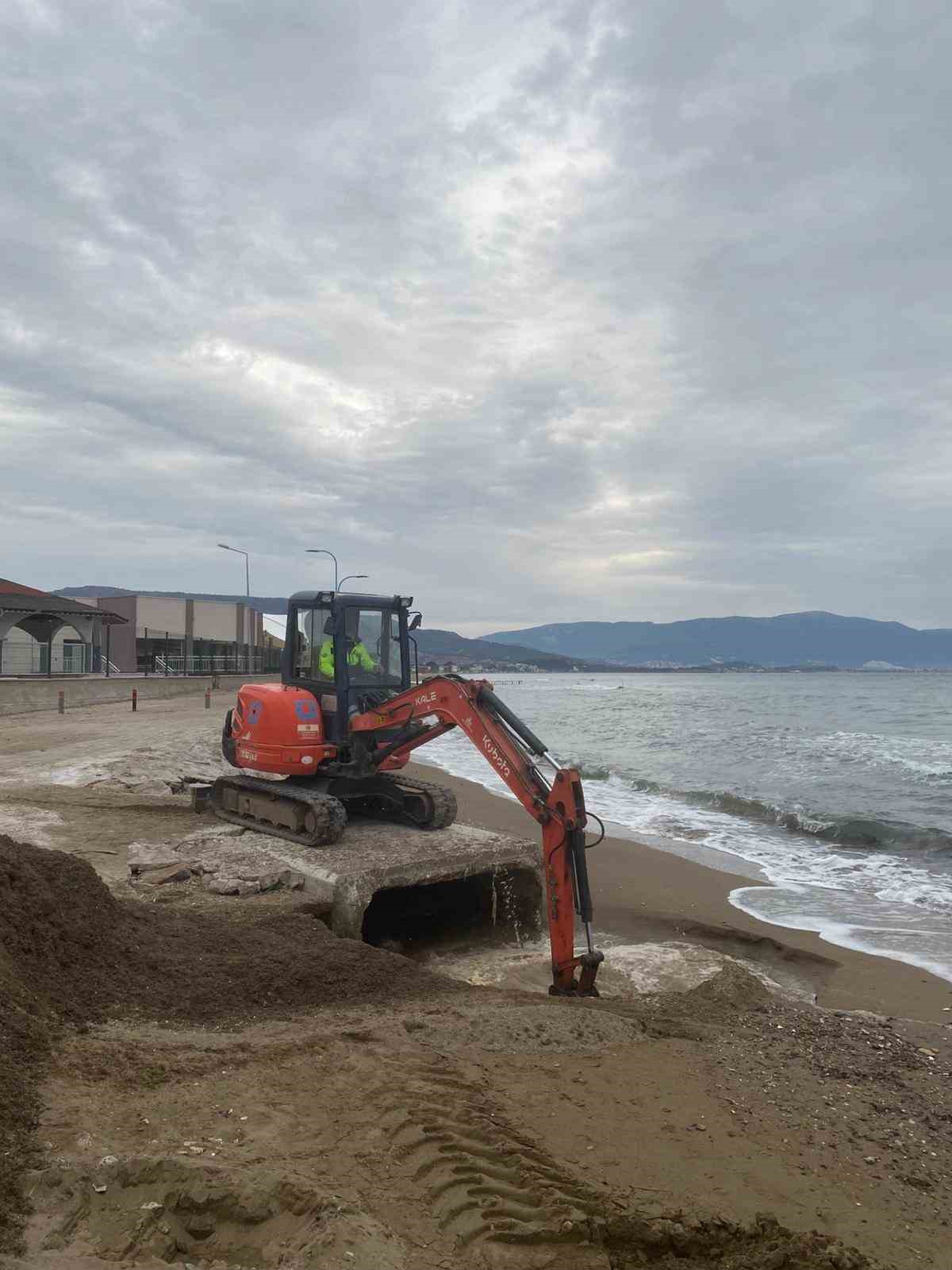 İzmir B&uuml;y&uuml;kşehir ekipleri sağanak nedeniyle seferber oldu

