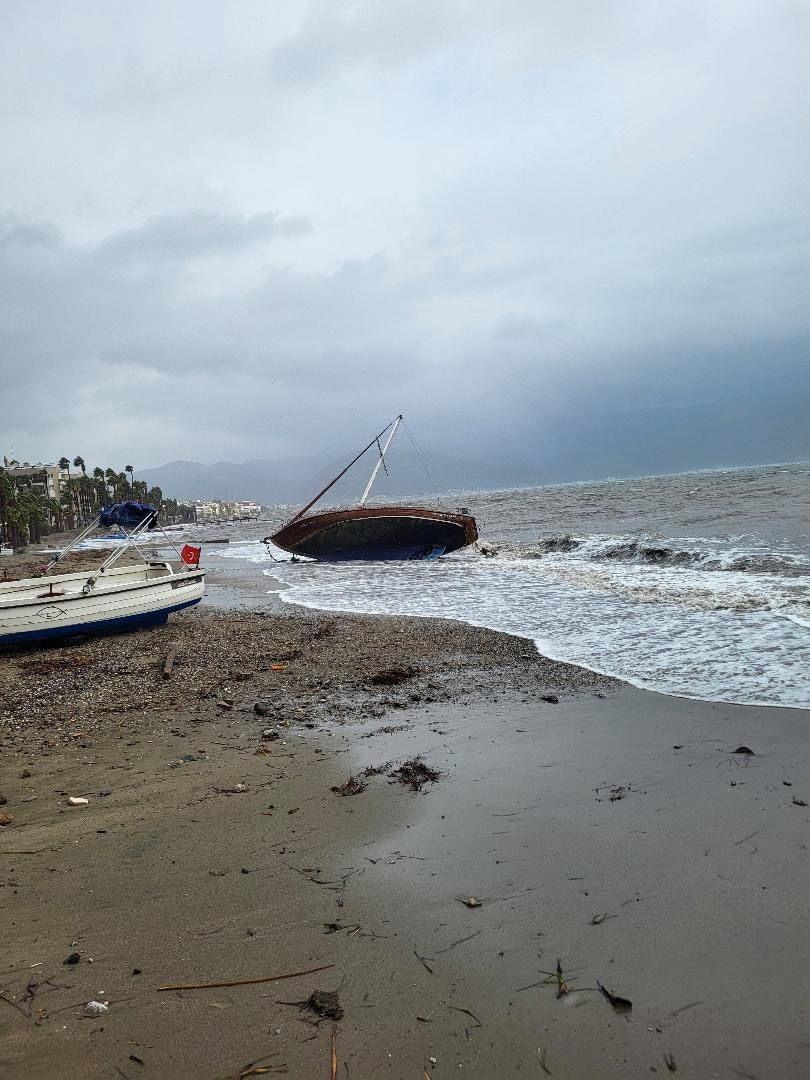 Marmaris’te şiddetli fırtına etkisini sürdürüyor