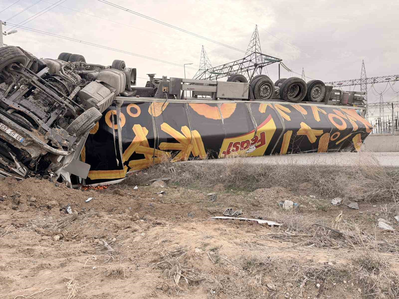 Devrilen tır karayolunu ulaşıma kapattı
