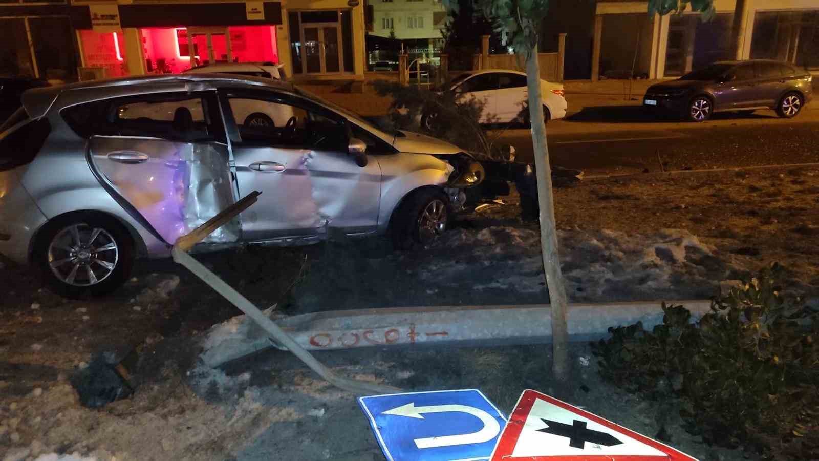Mardin’de refüje çarpan otomobilin sürücüsü yaralandı