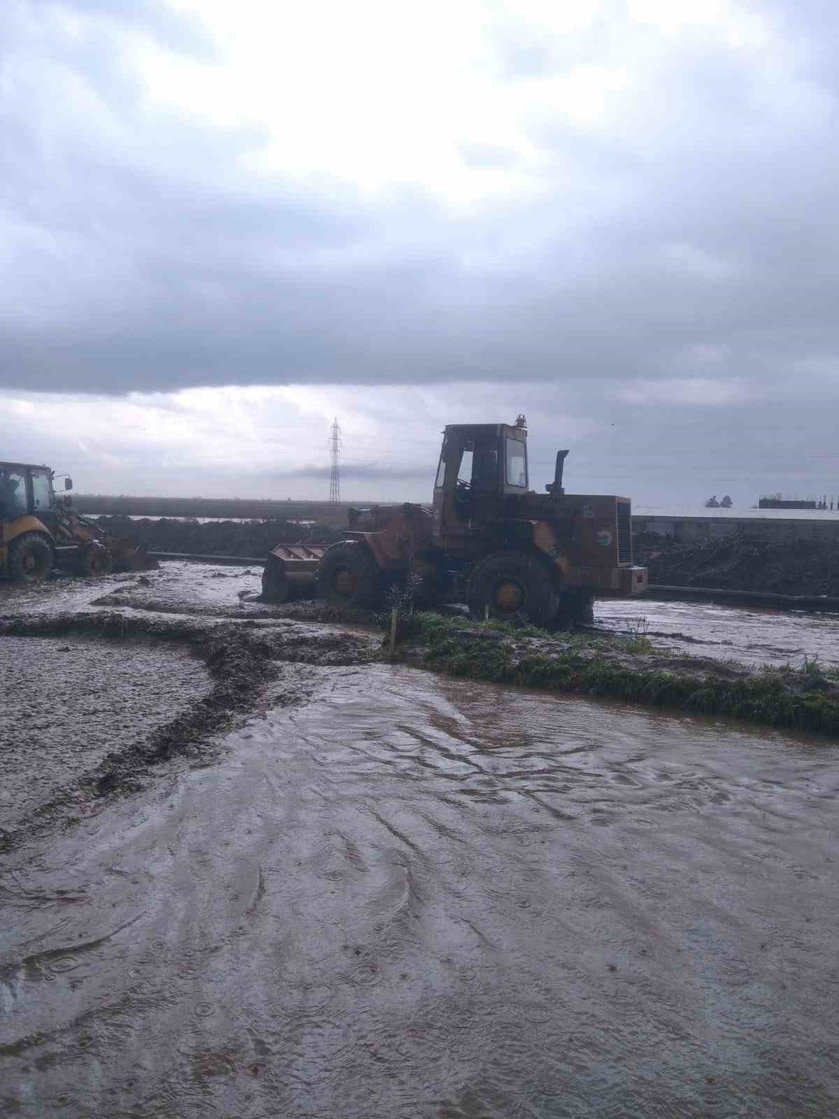 Aydın&rsquo;da dereler taştı, sokaklar göle döndü