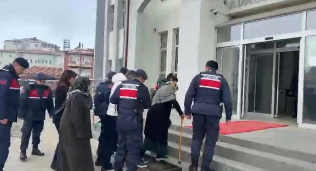 Ölen kız kardeşinin kimliğini kullanarak yaklaşık 15 milyon haksız kazanç elde eden yaşlı kadın ve 3 yakını adli kontrolle serbest bırakıldı