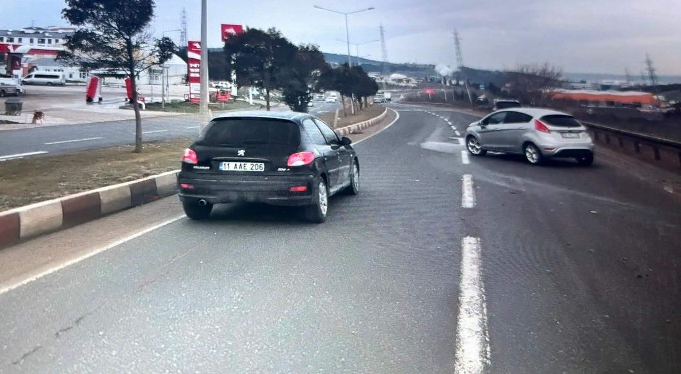 Bilecik’te direksiyon hakimiyetini kaybeden sürücü bariyere çarptı