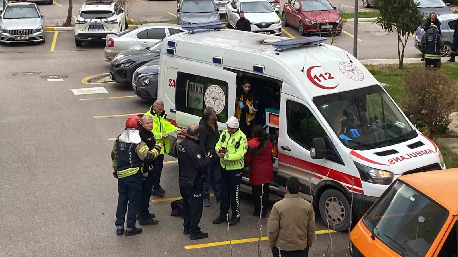 Kocaeli&rsquo;de istinat duvarından d&uuml;şen otomobildeki anne ve kızı yaralandı
