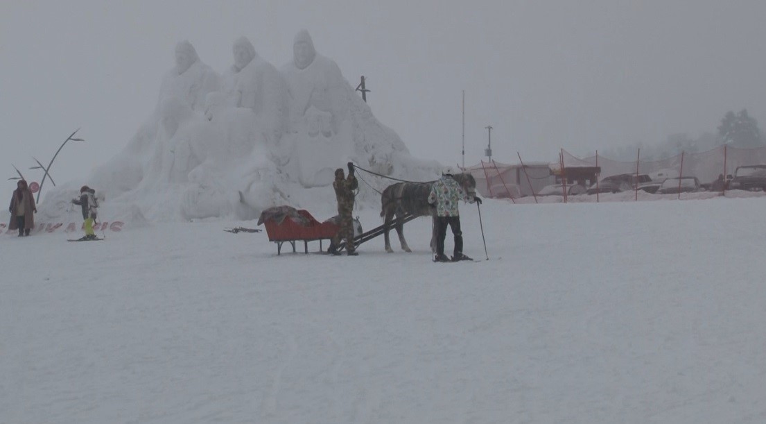 Sarıkamış&rsquo;ta kar yağışı altında kayak ve snowboard keyfi
