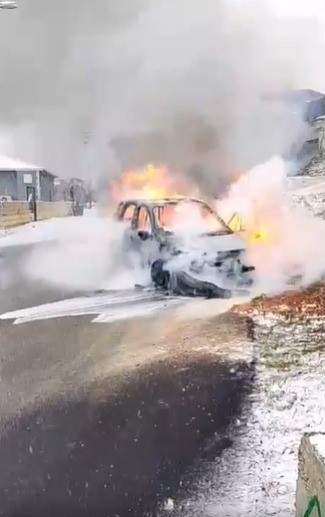 Seyir halindeki otomobil alev alev yandı