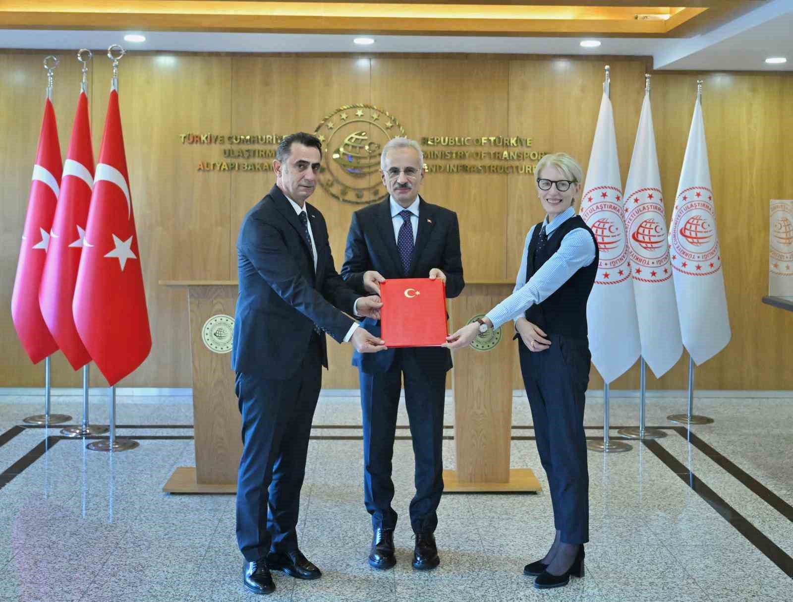 Bakan Uraloğlu: "T&uuml;rkiye tarafında prototip &uuml;retim merkezi olarak T&Uuml;RASAŞ projede merkez rol &uuml;stlenecek"
