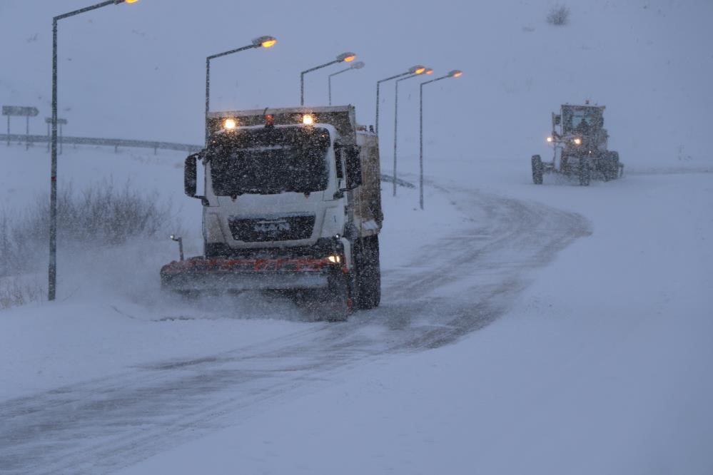 Bayburt-Araklı yolu ile Salmankaş g&uuml;zerg&acirc;hında &ccedil;ığ tehlikesi devam ediyor

