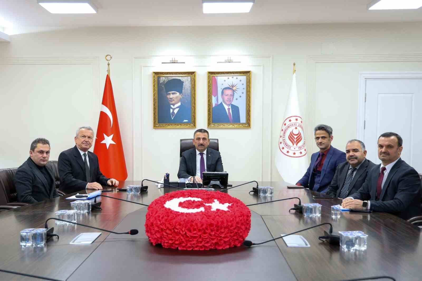 Vali Hacıbektaşoğlu Çaycuma heyetini kabul etti