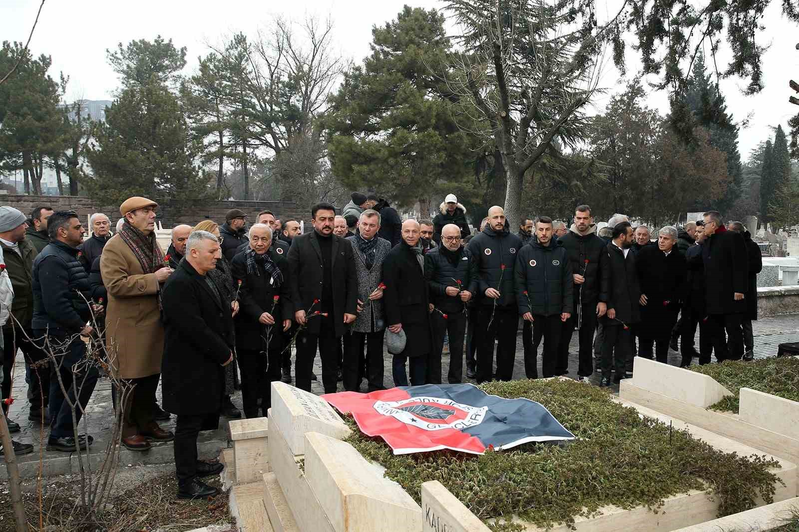 Gen&ccedil;lerbirliği Başkan Yardımcısı &Ouml;lmez: "İlhan Cavcav&rsquo;ı &ouml;l&uuml;m&uuml;n&uuml;n 9. yılında rahmetle anıyor, ruhunu şad ediyoruz"
