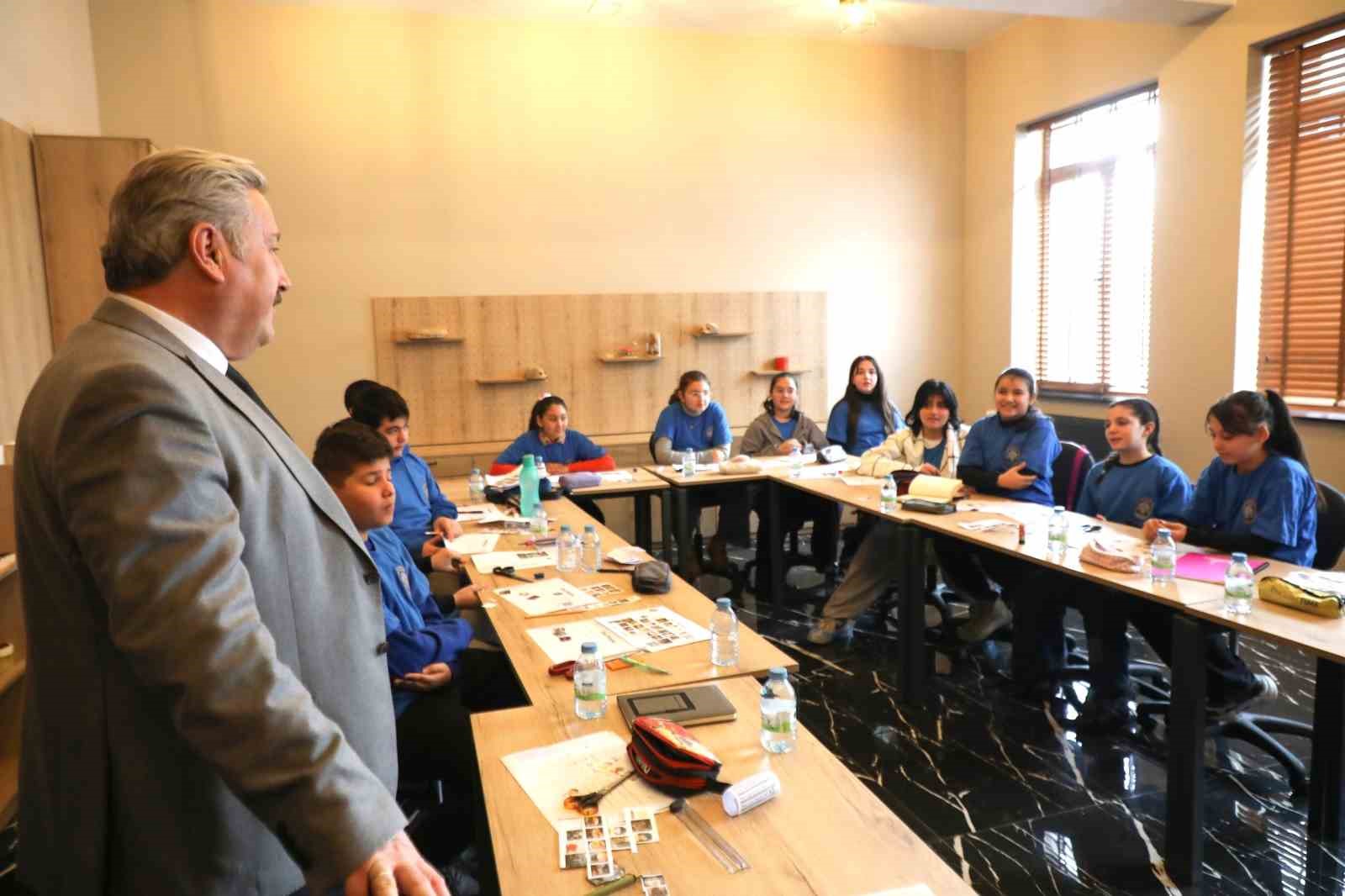 Gen&ccedil;ler bu kampta İngilizce &ouml;ğreniyor
