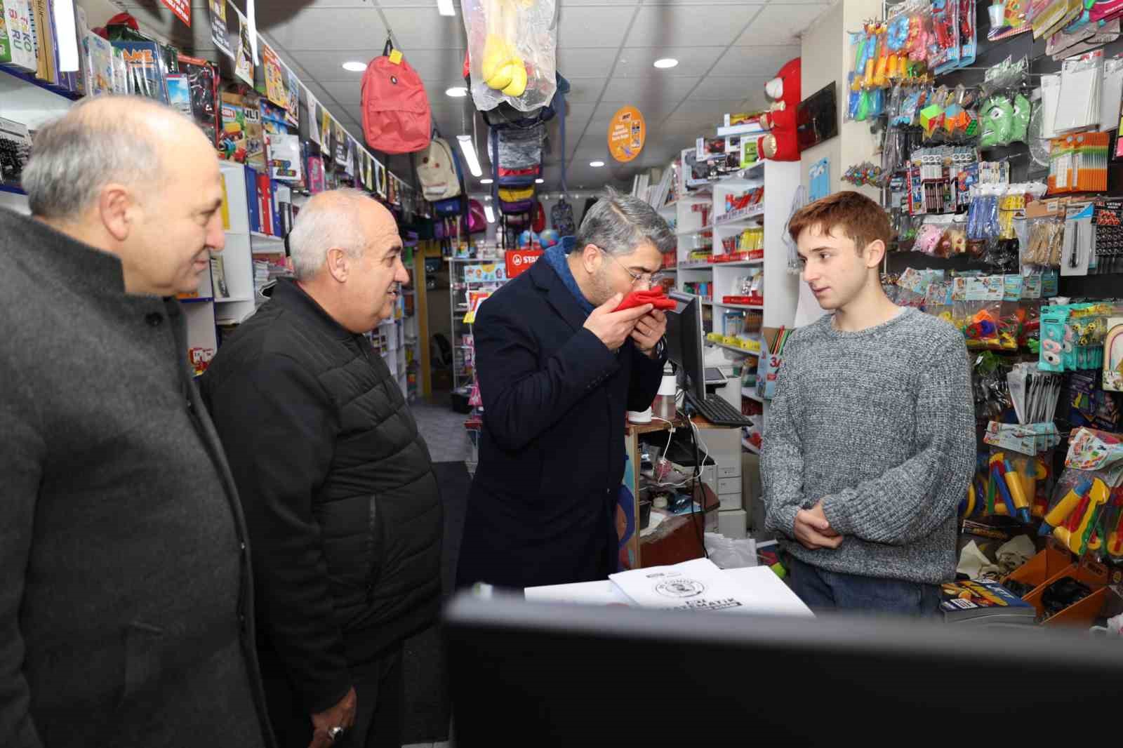 Başkan Küçükoğlu Aziziye’de bayrak dağıttı