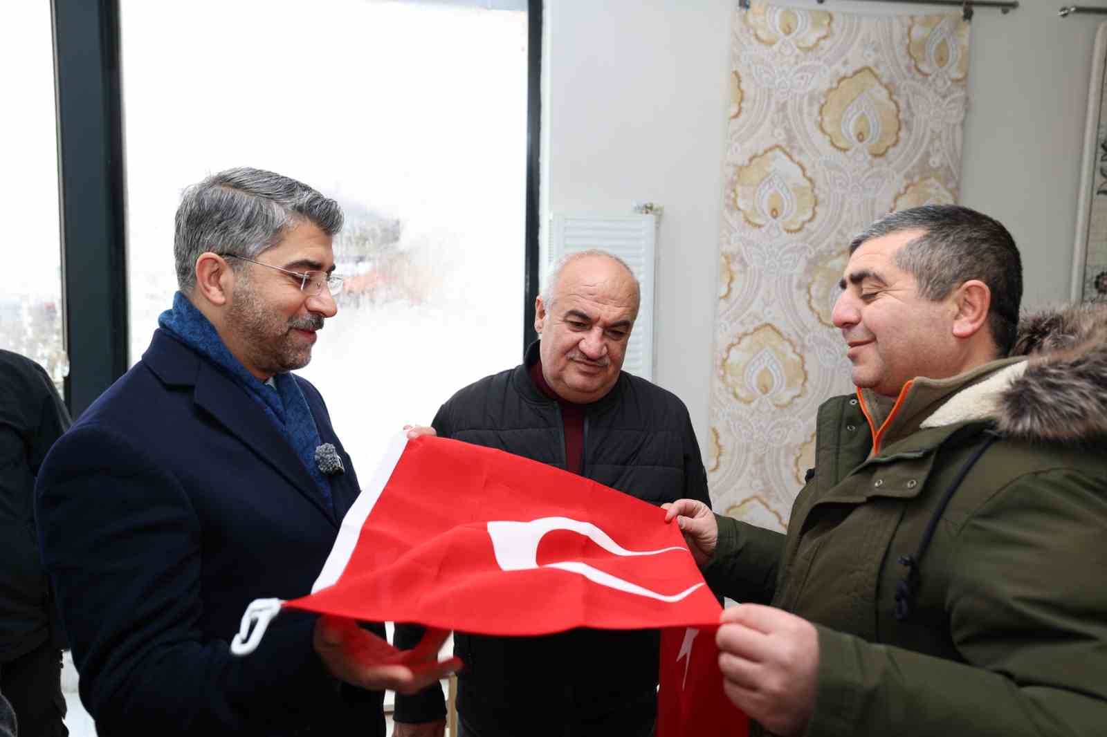 Başkan Küçükoğlu Aziziye’de bayrak dağıttı