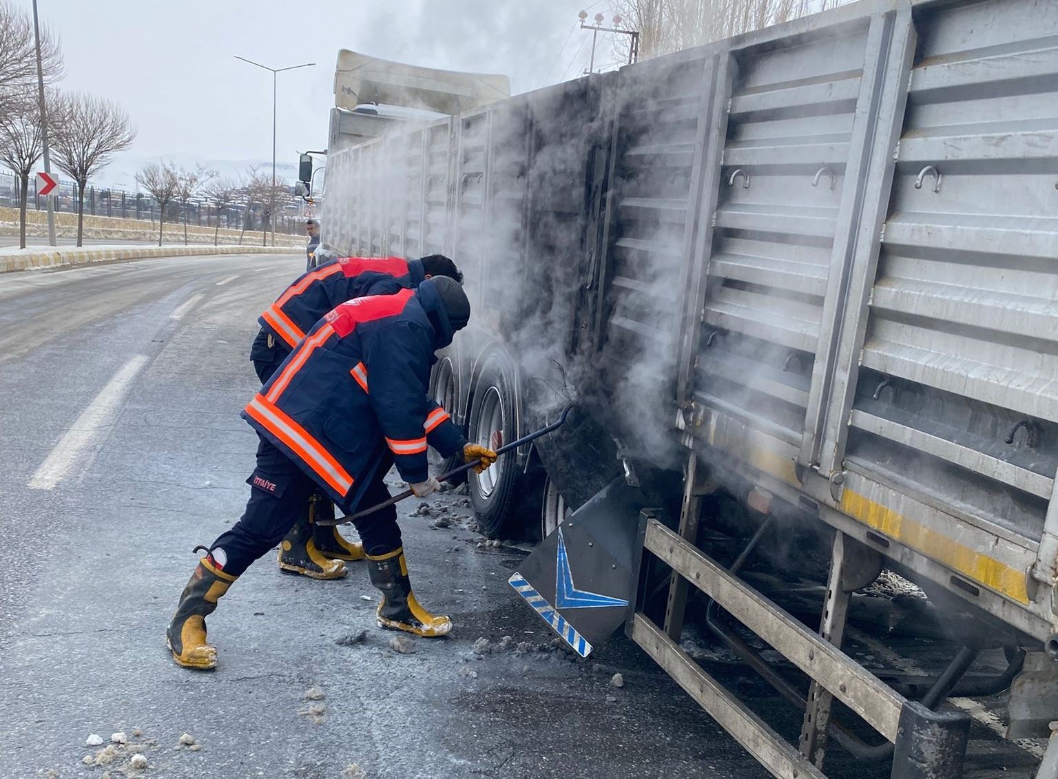 Van’da seyir halindeki tırın lastikleri yandı