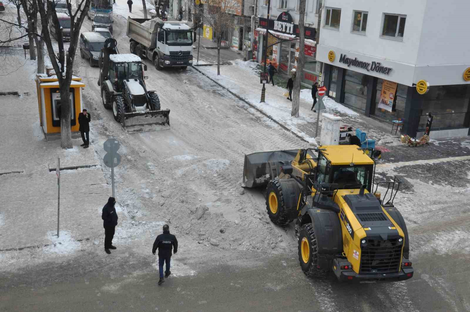 Kars Belediyesi’nden yoğun kar mesaisi: Caddeler temizleniyor