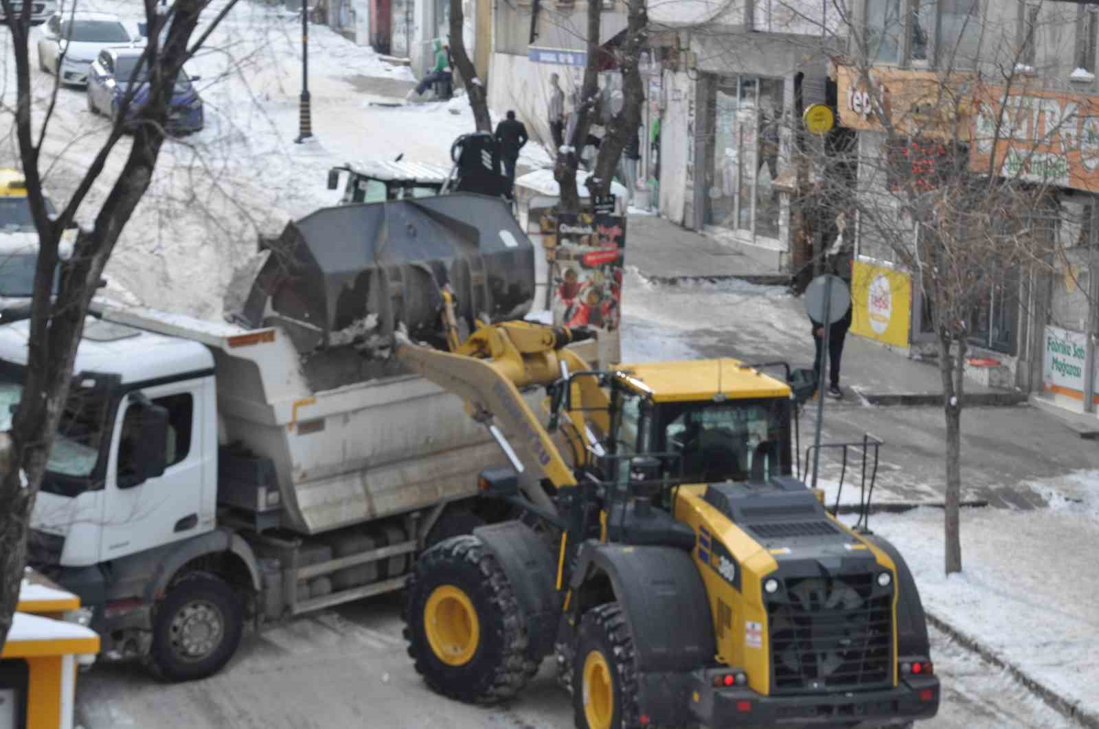 Kars Belediyesi’nden yoğun kar mesaisi: Caddeler temizleniyor