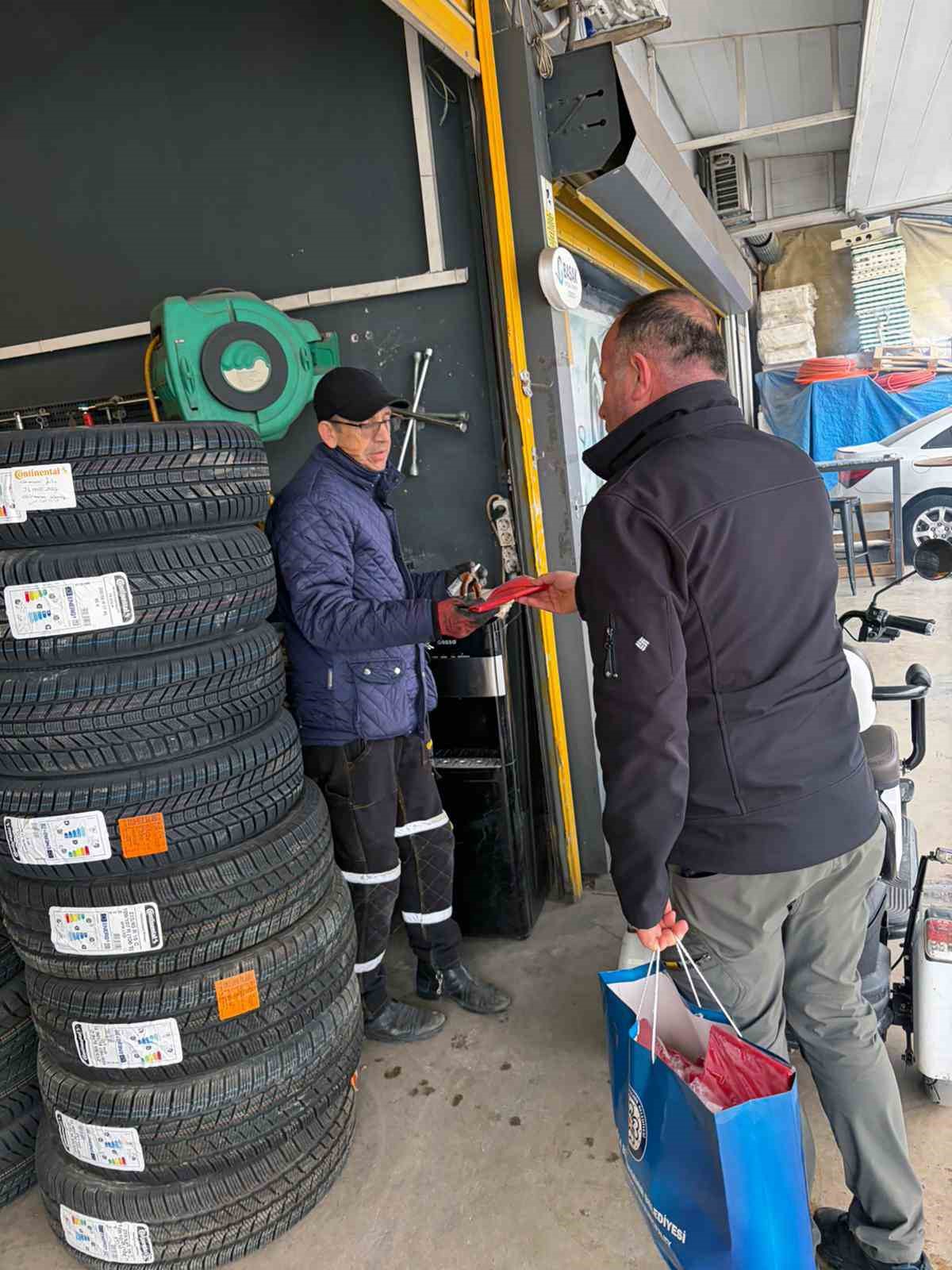 Muğla B&uuml;y&uuml;kşehir Belediyesi T&uuml;rk Bayrağı dağıtarak dayanışma mesajı verdi
