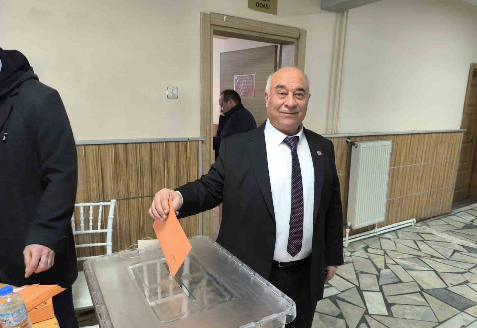 Şuhut’ta şoförler ve otomobilciler esnafı sandık başına gitti