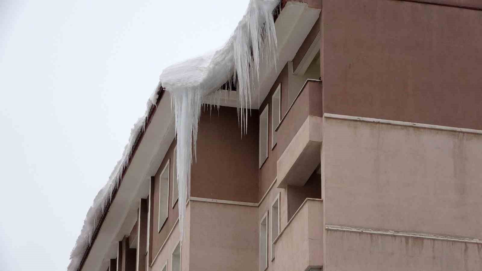 Bitlis’te çatılardaki buzların boyu 5 metreye ulaştı