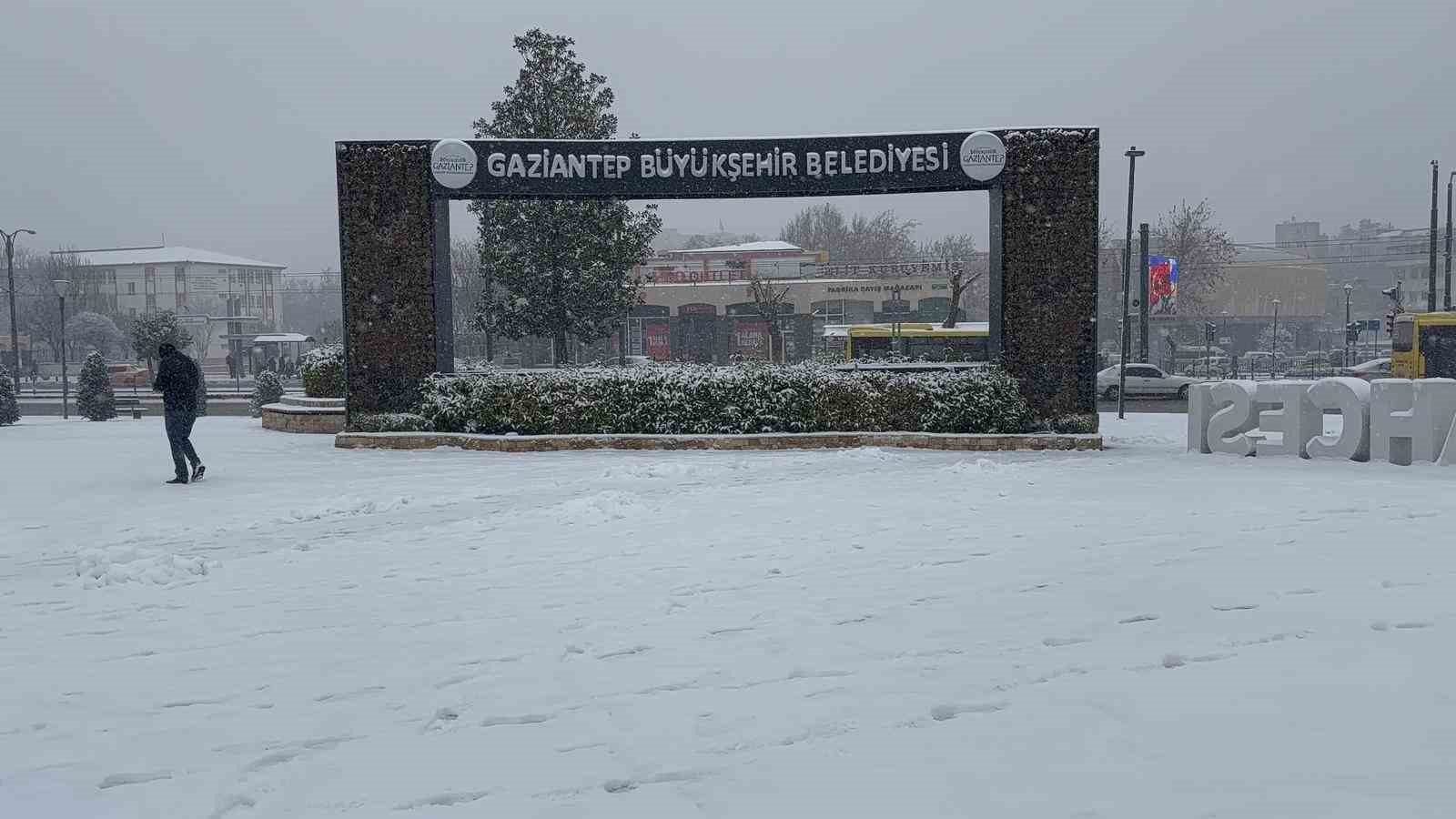 Gaziantep’te yoğun kar yağışı etkili oluyor