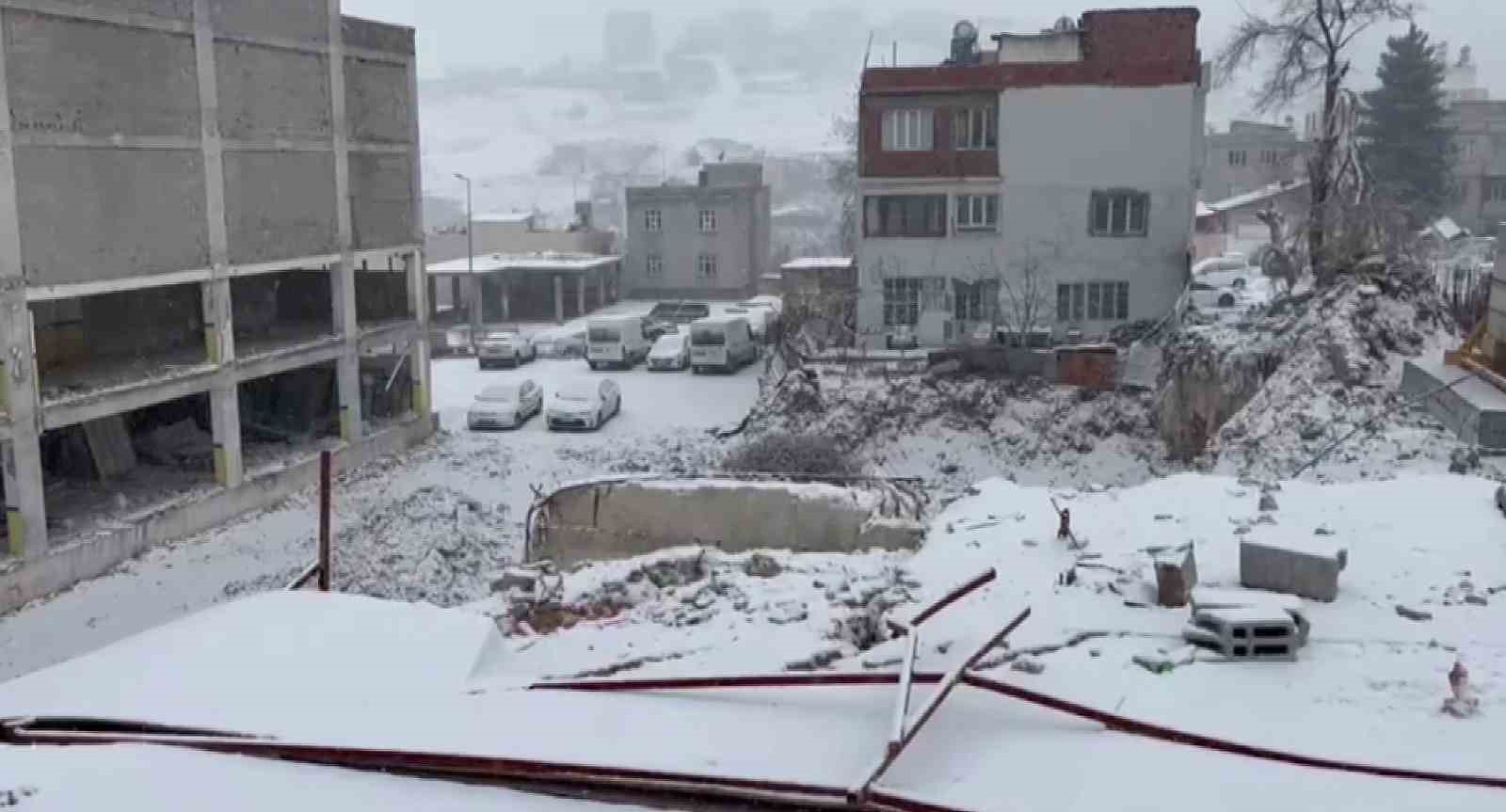 Besni&rsquo;de yoğun kar yağışı başladı
