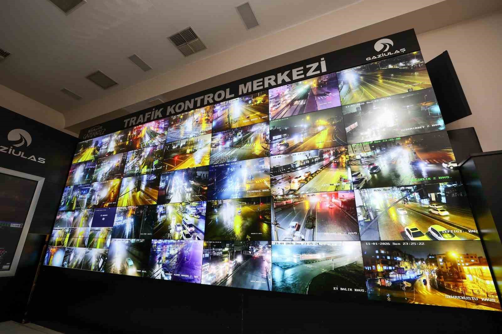 Gaziantep B&uuml;y&uuml;kşehir, kar yağışına y&ouml;nelik t&uuml;m aşamalarda sahada
