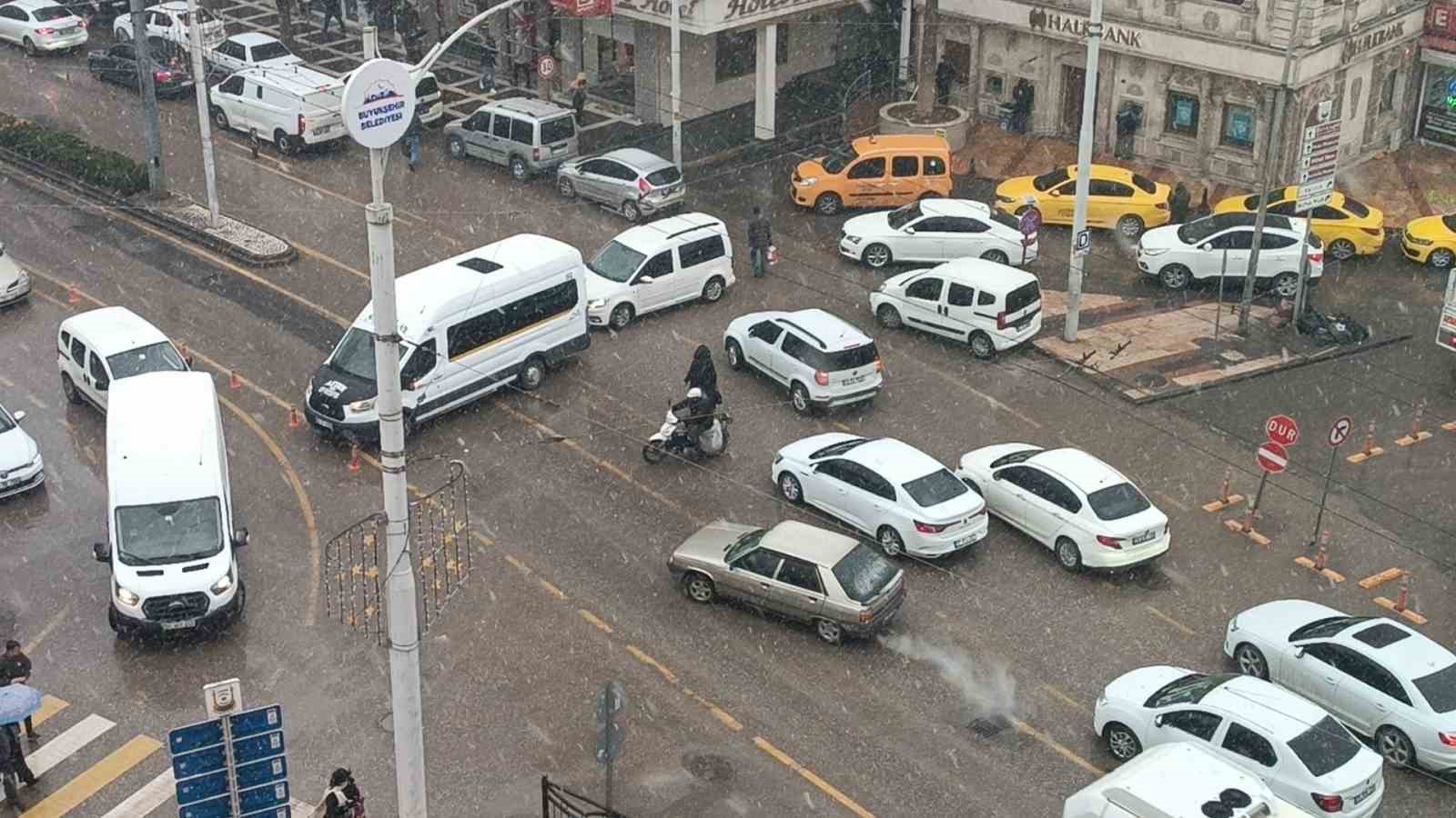 Şanlıurfa’da beklenen kar yağışı başladı
