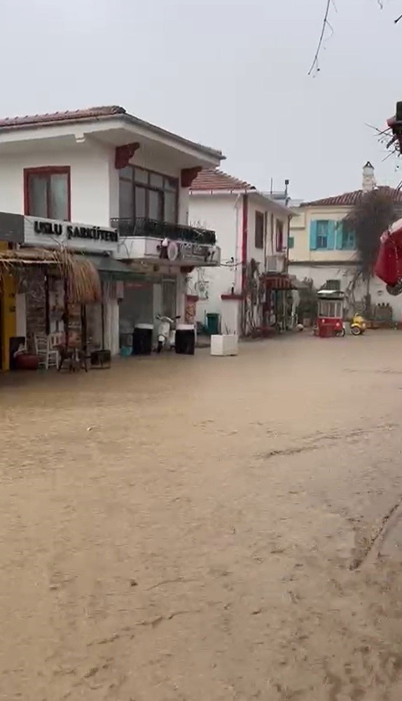 Bozcaada&rsquo;da sokaklar g&ouml;le d&ouml;nd&uuml;

