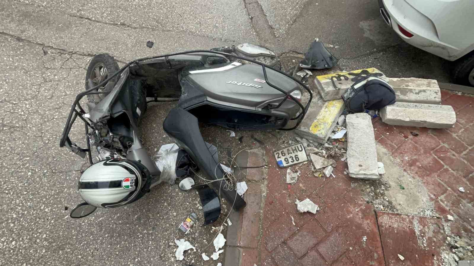 Kazada gen&ccedil; kurye ağır yaralandı
