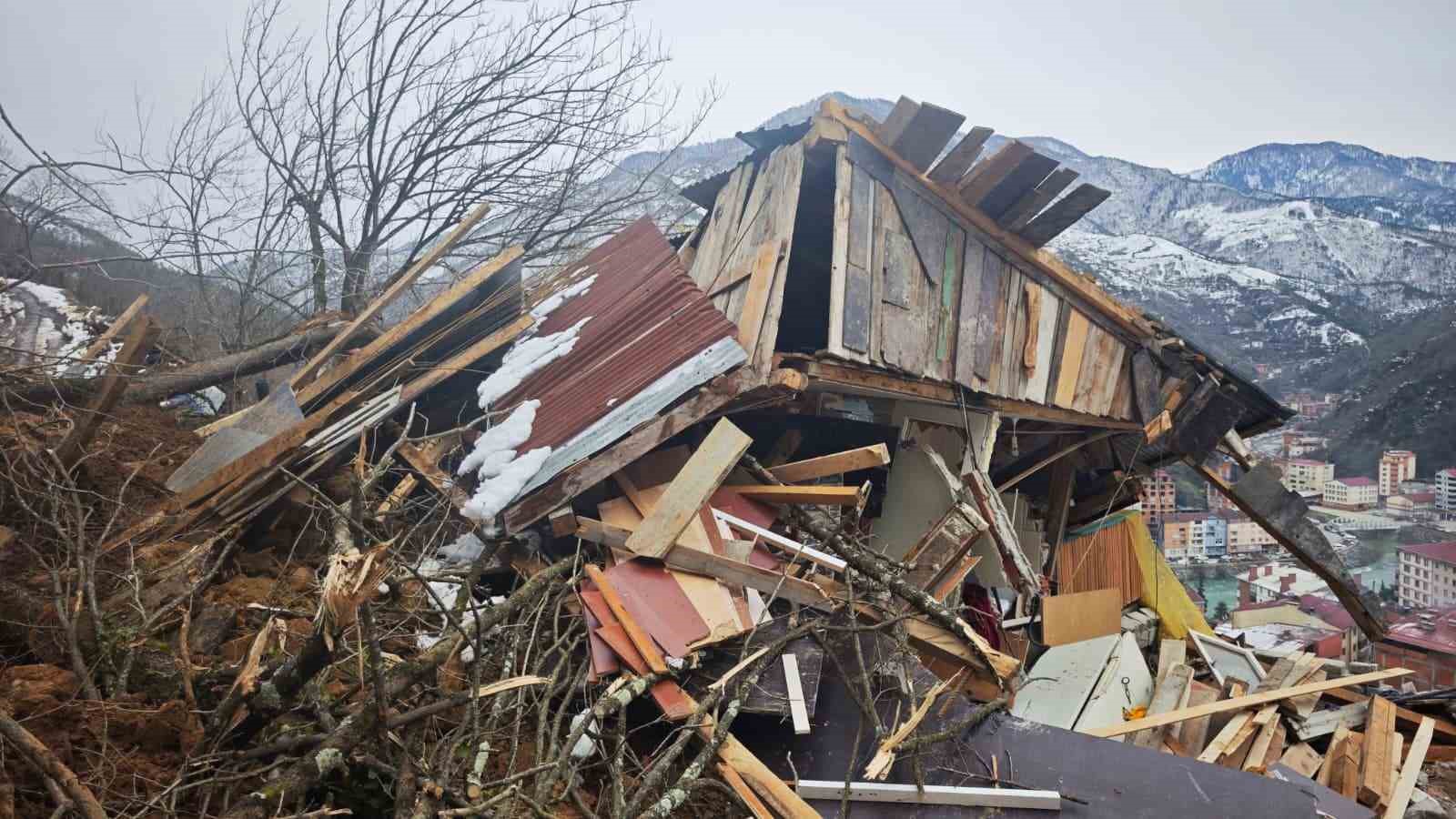 Bor&ccedil;ka&rsquo;da kar sonrası toprak kayması yaşandı
