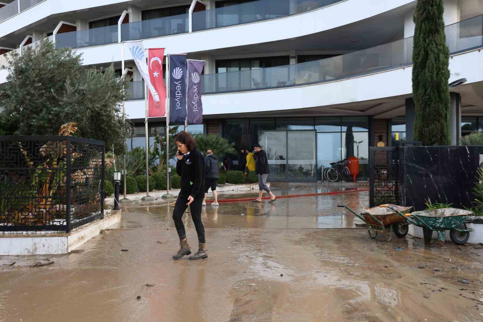 Kuşadası’nda selin yaraları sarılmaya çalışılıyor