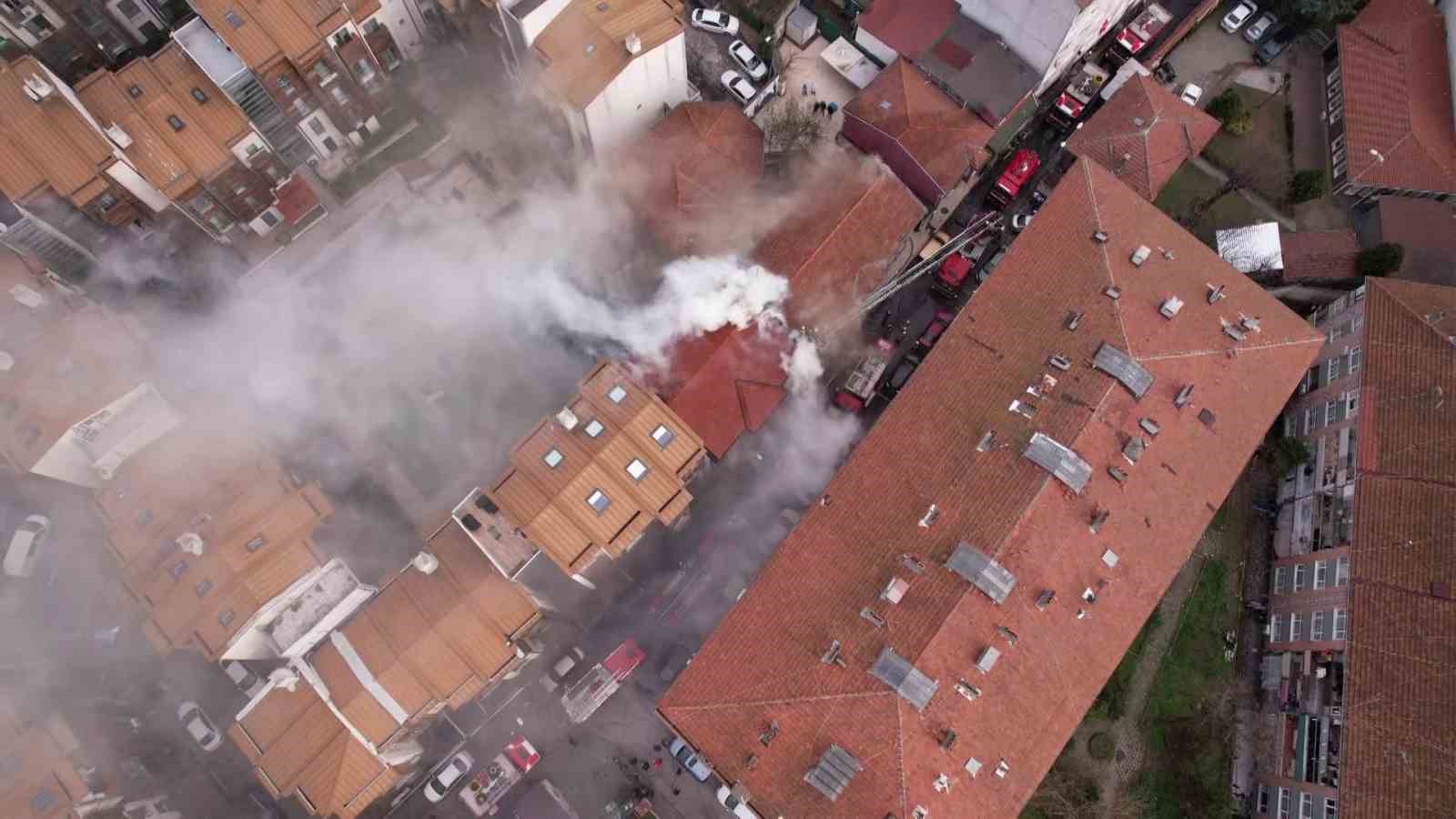 Fatih’te 3 katlı binada çıkan yangın paniğe neden oldu