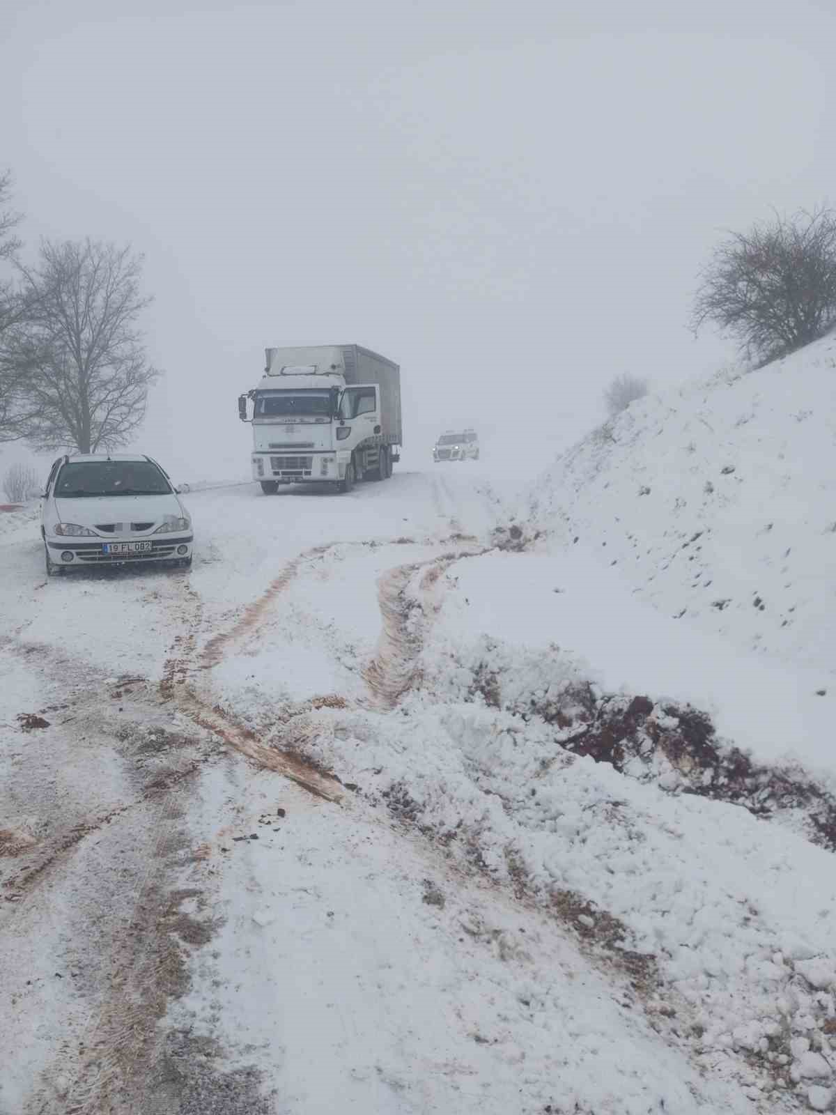 Çorum’da mahsur kalan araçlar için ekipler seferber oldu