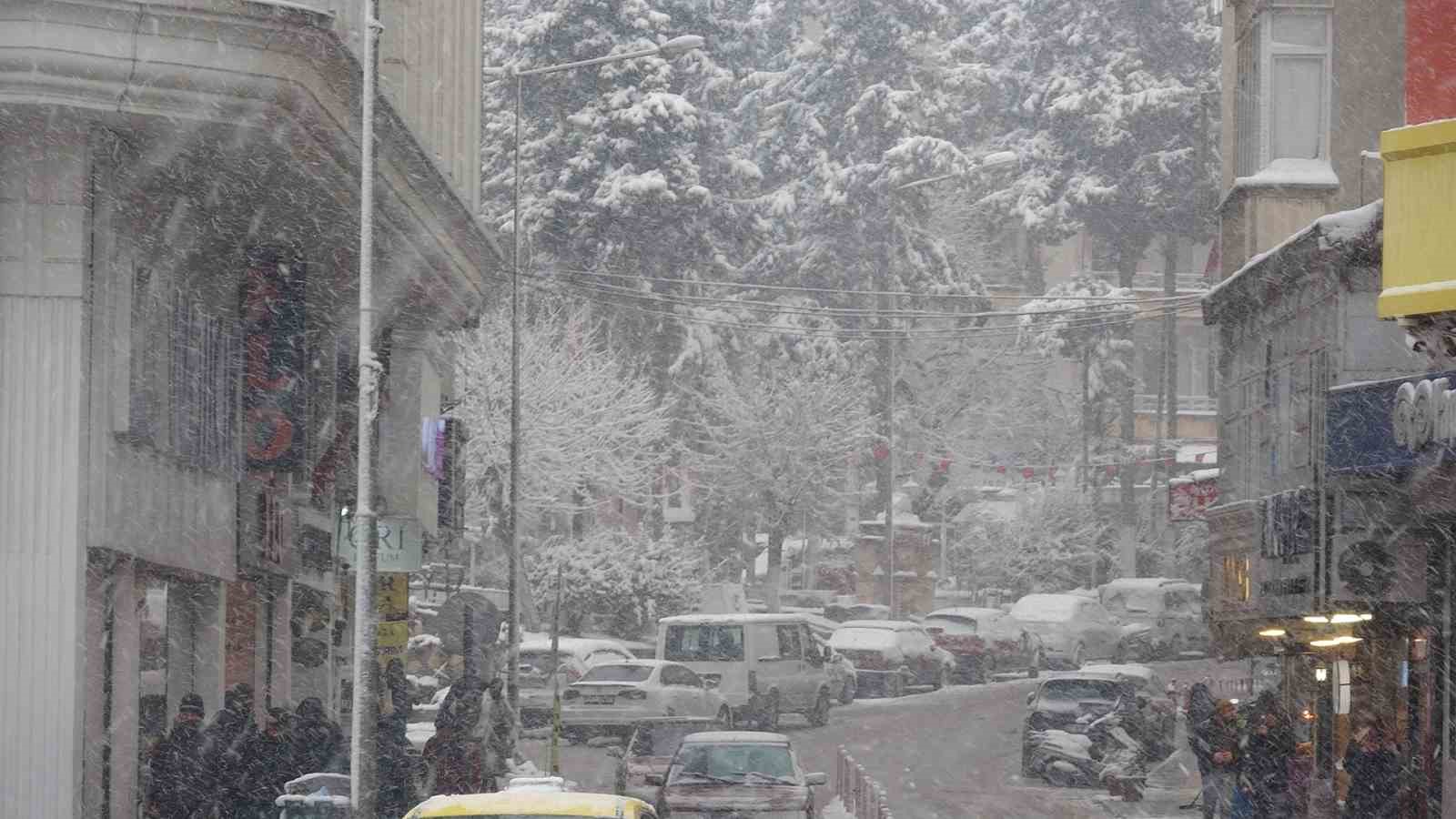 Kilis’te kar yağışı etkili oluyor