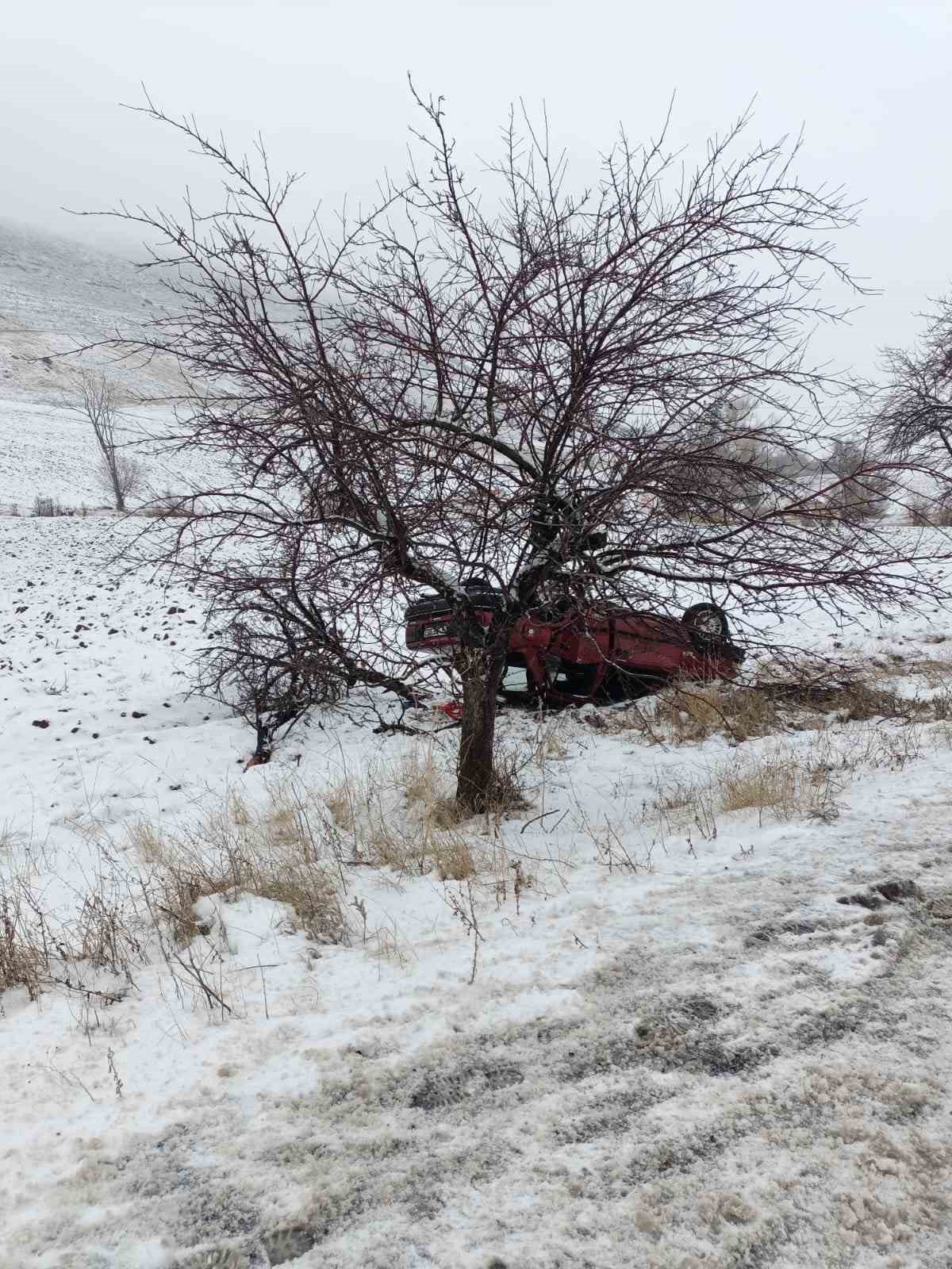 Çorum’da ağaca çarpan otomobil takla attı: 4 yaralı