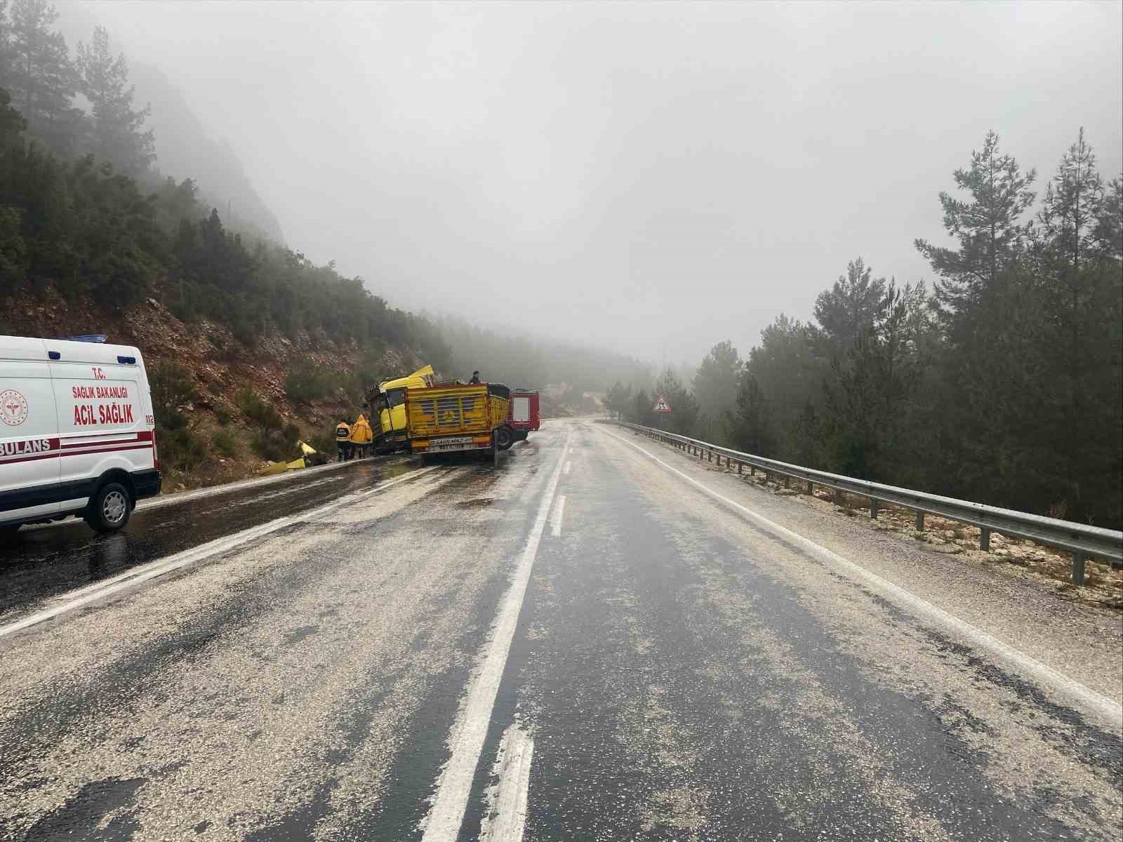 Antalya&rsquo;da tır ile kamyon kafa kafaya &ccedil;arpıştı: 1 &ouml;l&uuml;, 1 ağır yaralı
