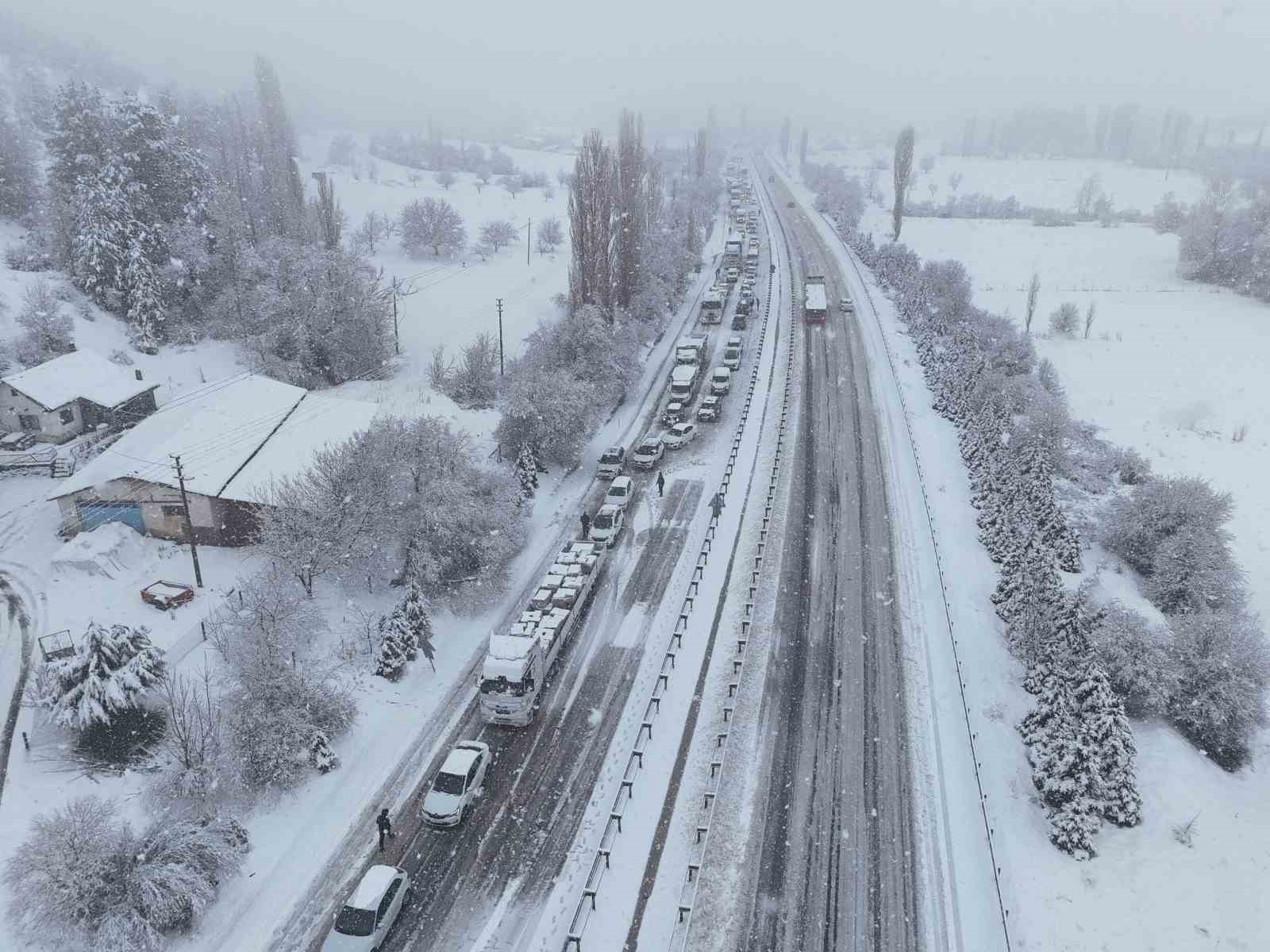 Uşak-Ankara karayolu 3 saat trafiğe kapandı