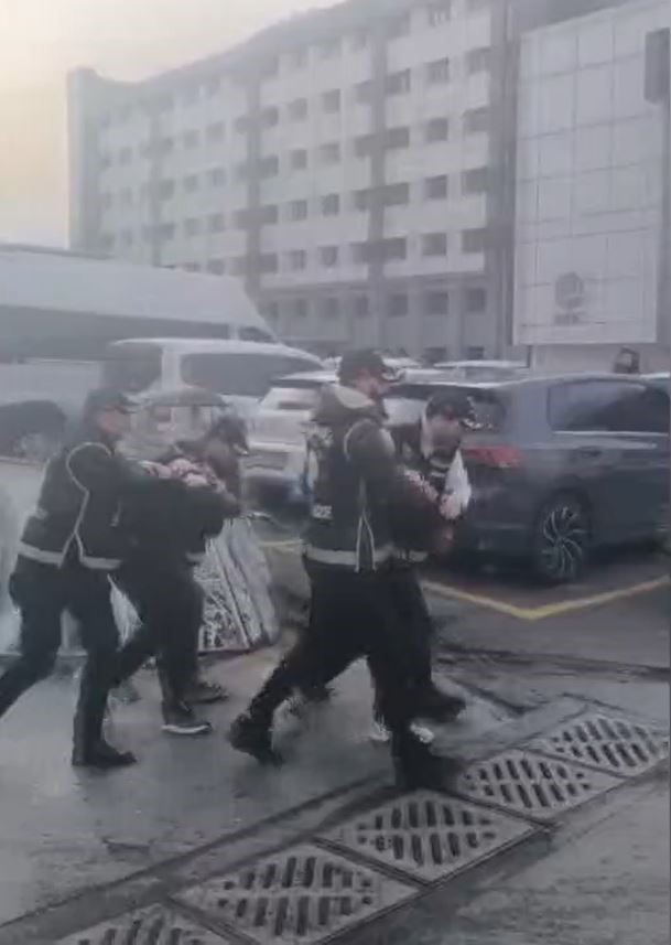 Beylikd&uuml;z&uuml;&rsquo;nde iş yeri kurşunlama anı kamerada
