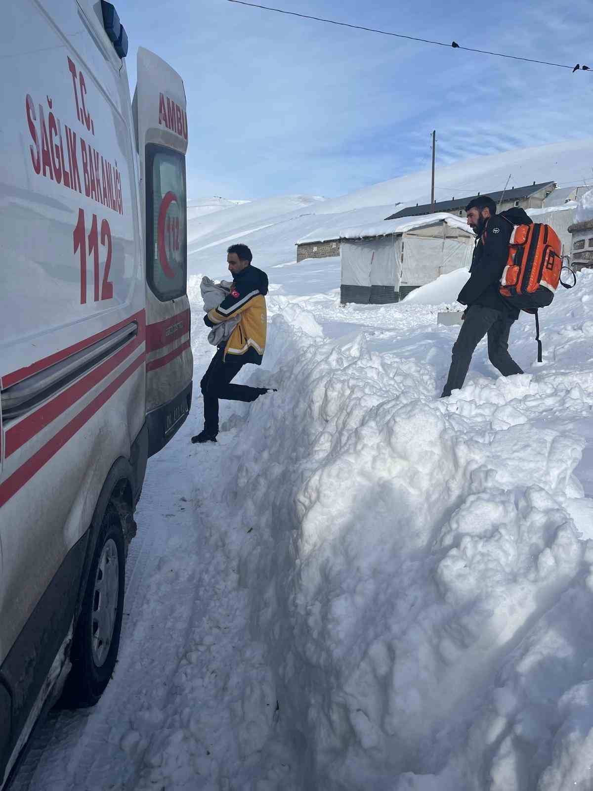 Ağrı’da sağlık ekipleri evde doğuma yetişti